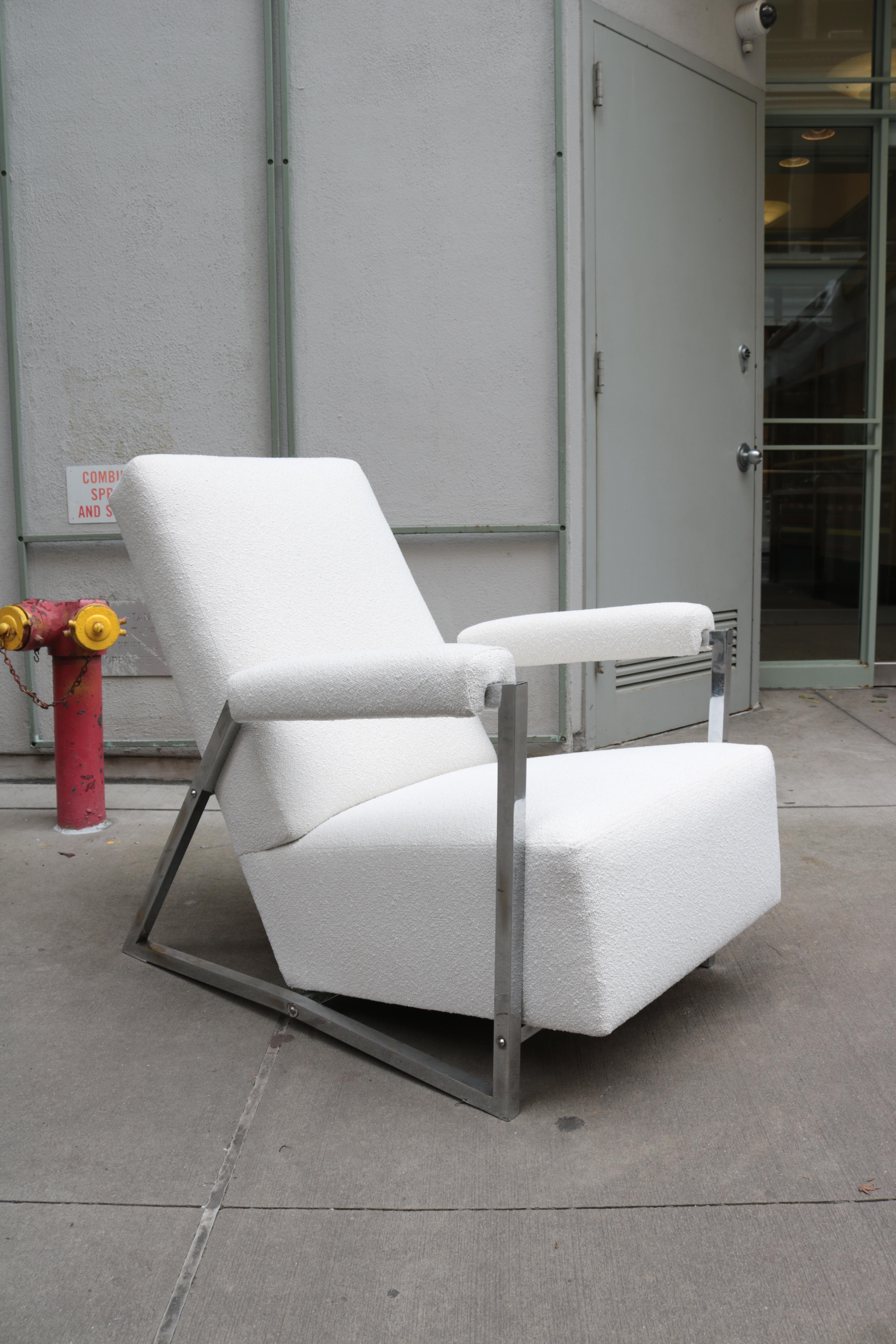 Ein Paar französische Sessel der Moderne. 
Gepolsterter Sitz und Rückenlehne auf verchromtem Stahlgestell mit Originalpatina.