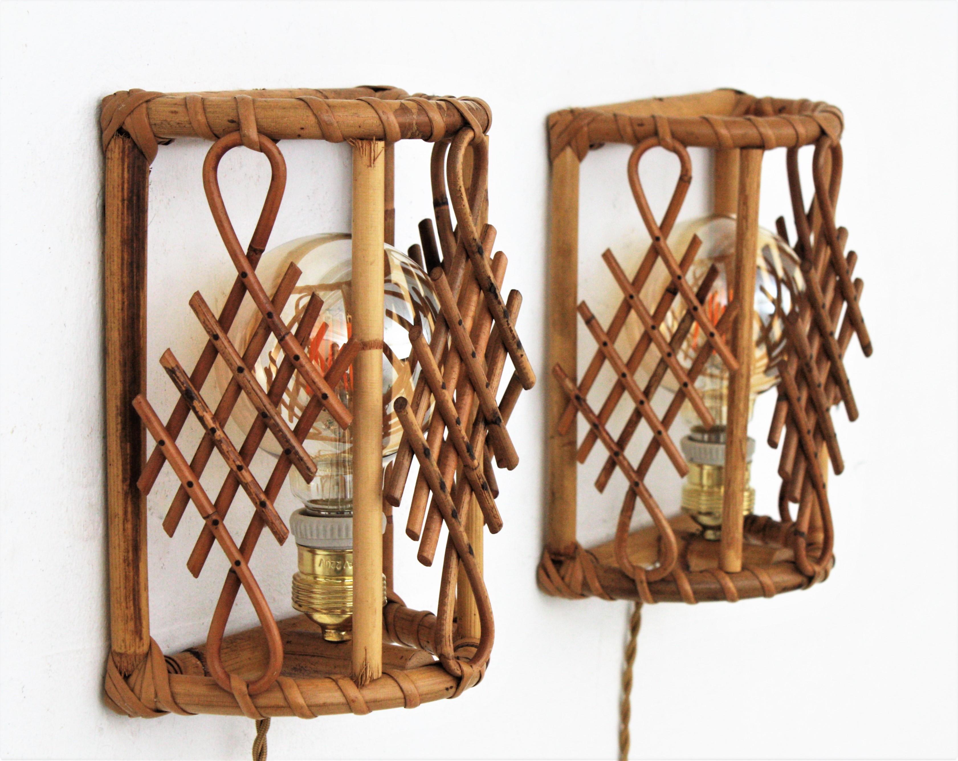 Pair of French Modernist Bamboo and Rattan Wall Sconces with Chinoiserie Accents In Good Condition In Barcelona, ES