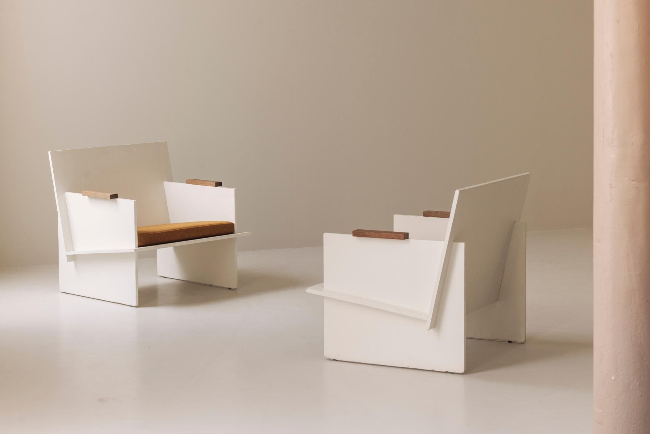 Élevez votre intérieur avec cette magnifique paire de chaises longues françaises des années 1950, un mariage rare de clarté architecturale et d'élégance discrète. Construites en bois massif et définies par leur silhouette sculpturale, ces chaises