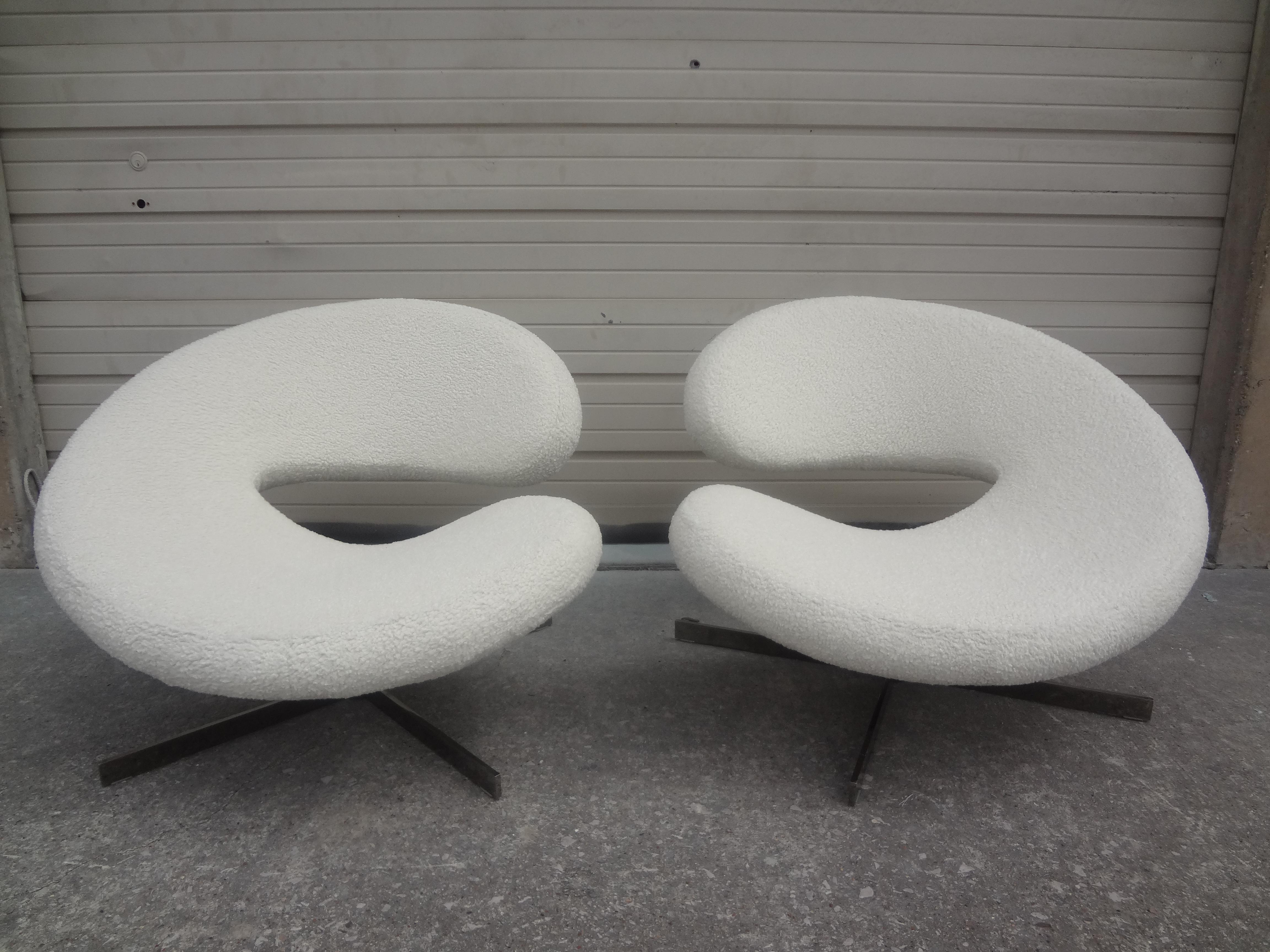 Pair of French Modernist Sculptural Swivel Chairs by Roche Bobois For Sale 7