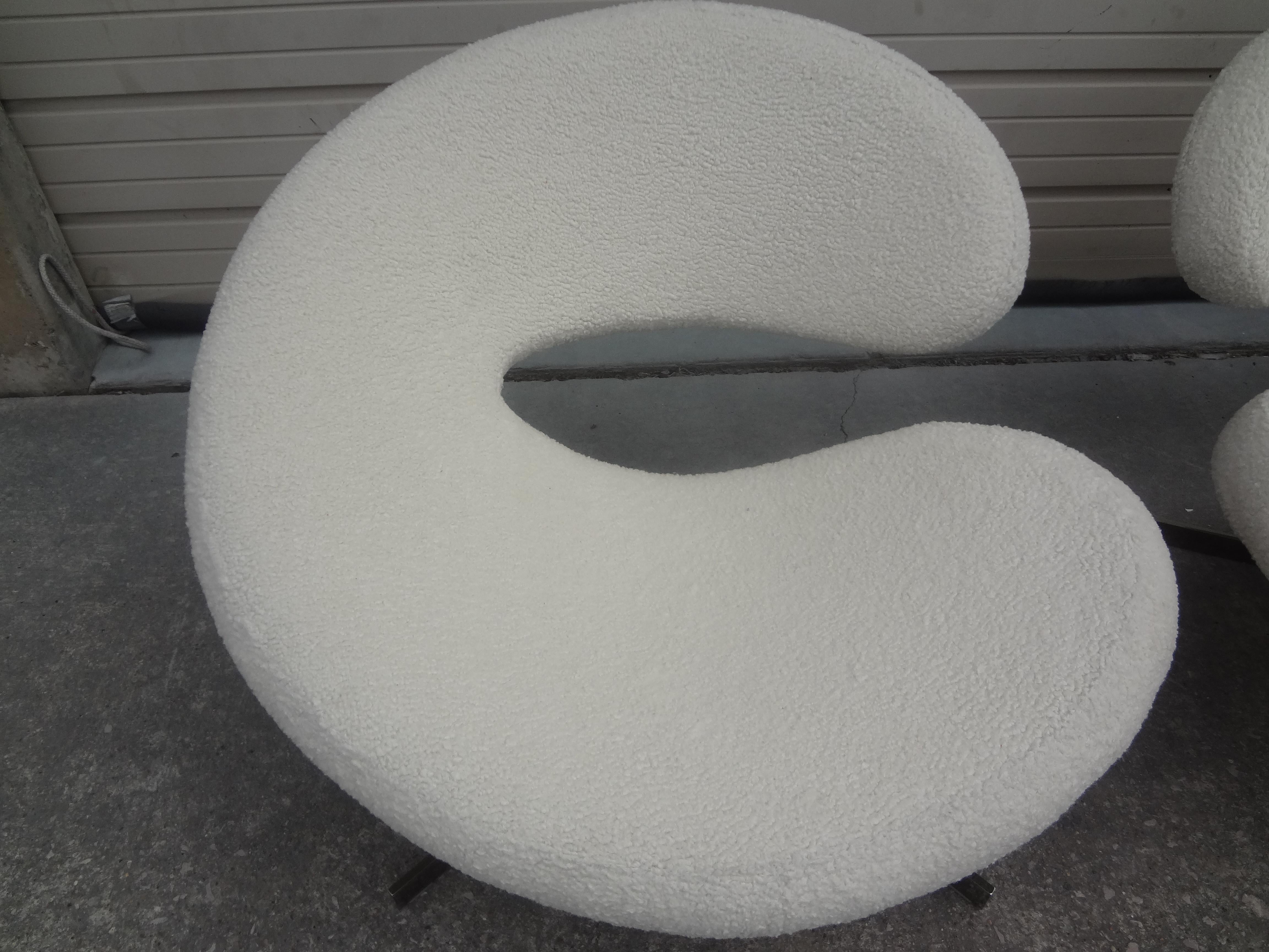 Mid-Century Modern Pair of French Modernist Sculptural Swivel Chairs by Roche Bobois For Sale