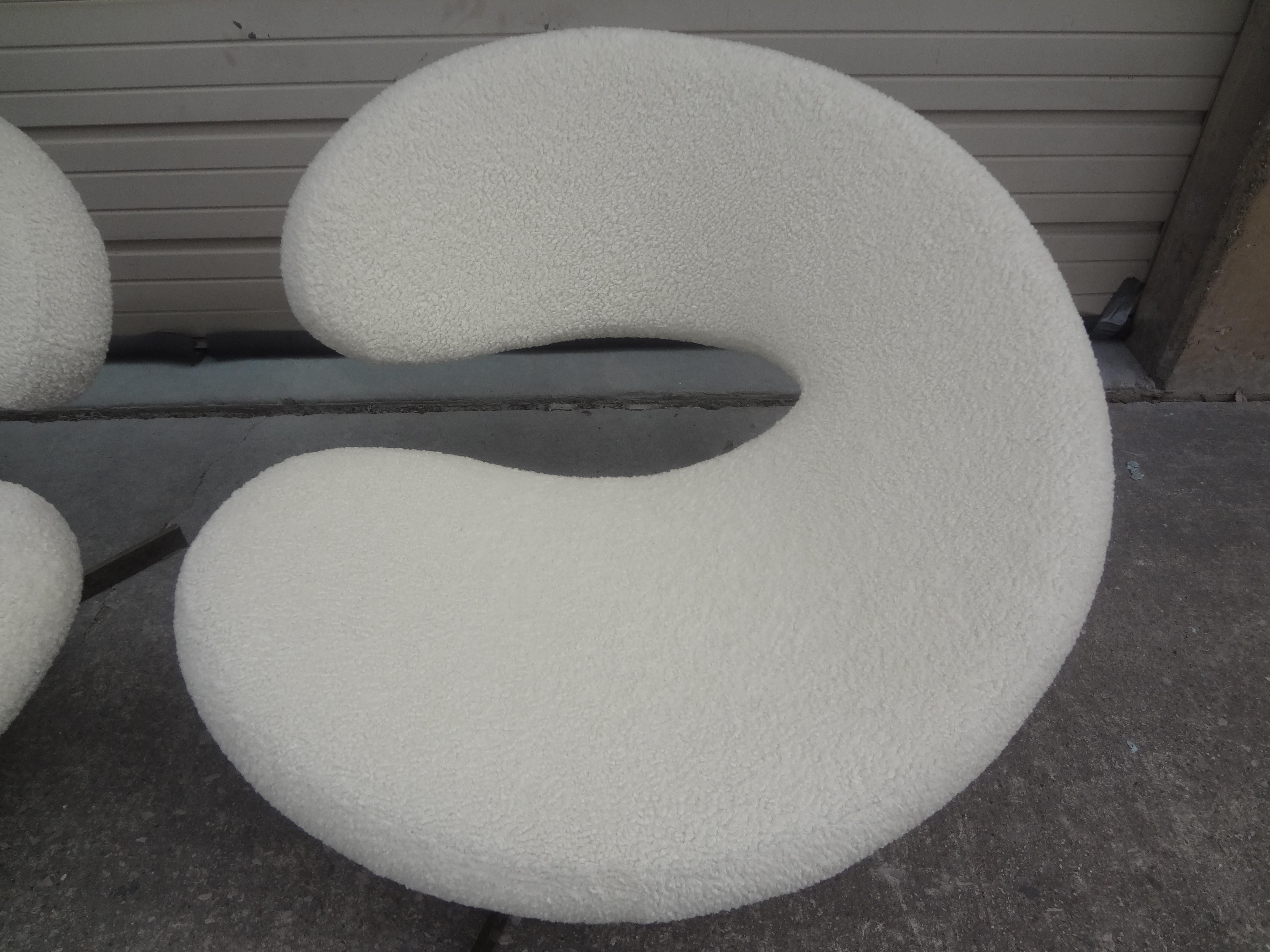 Pair of French Modernist Sculptural Swivel Chairs by Roche Bobois In Good Condition For Sale In Houston, TX