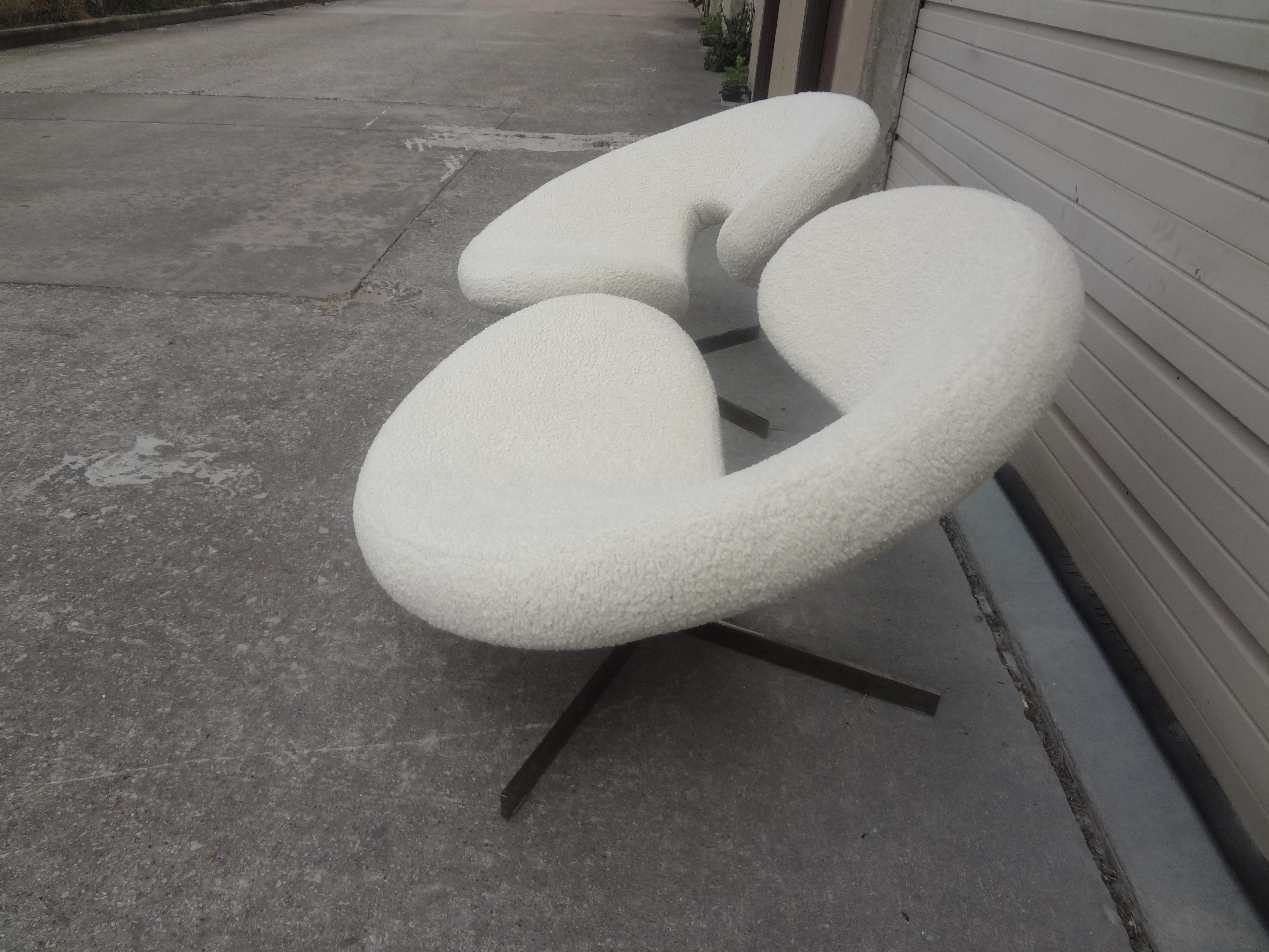 Late 20th Century Pair of French Modernist Sculptural Swivel Chairs by Roche Bobois For Sale