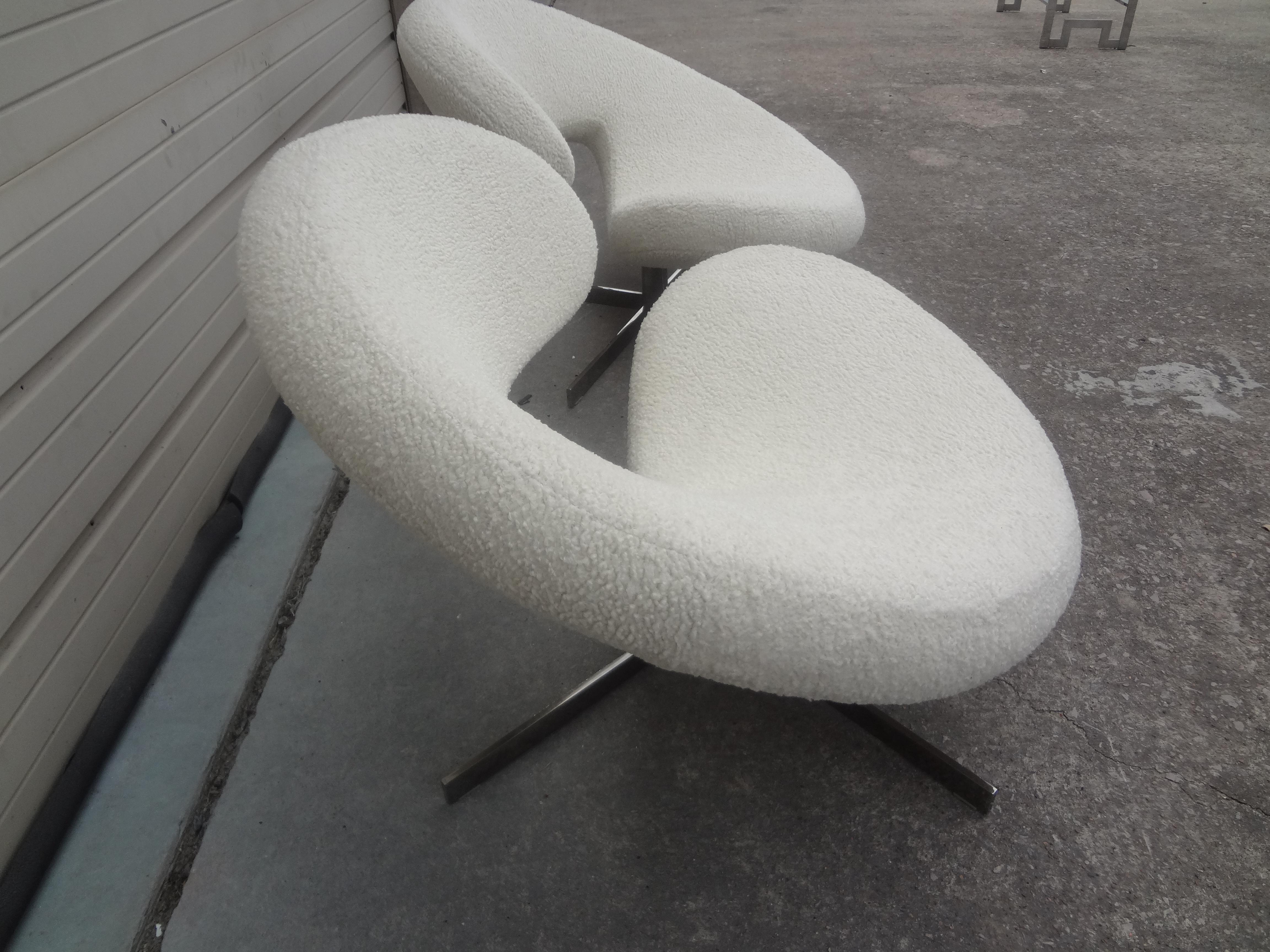 Pair of French Modernist Sculptural Swivel Chairs by Roche Bobois For Sale 1