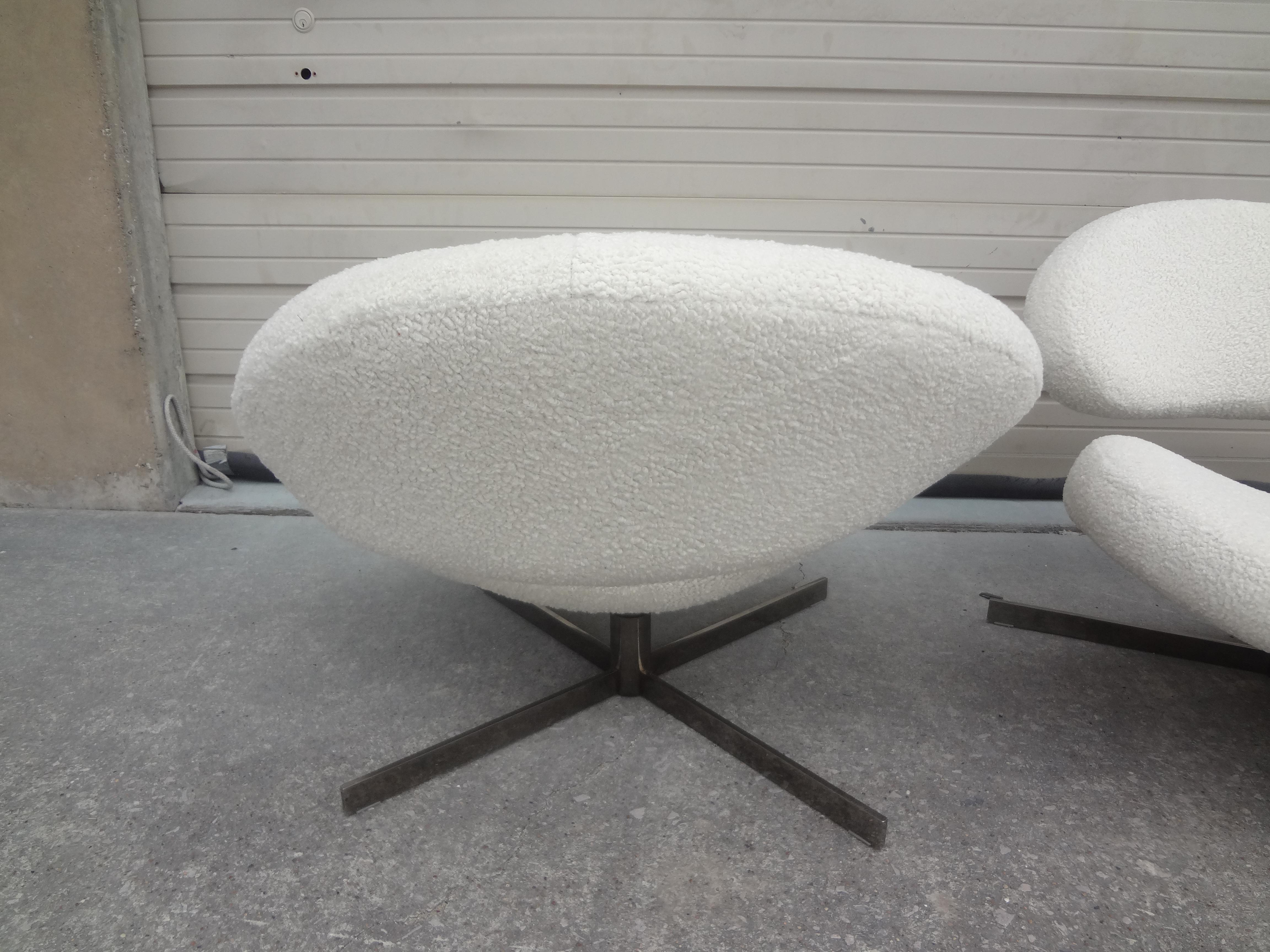 Pair of French Modernist Sculptural Swivel Chairs by Roche Bobois For Sale 2