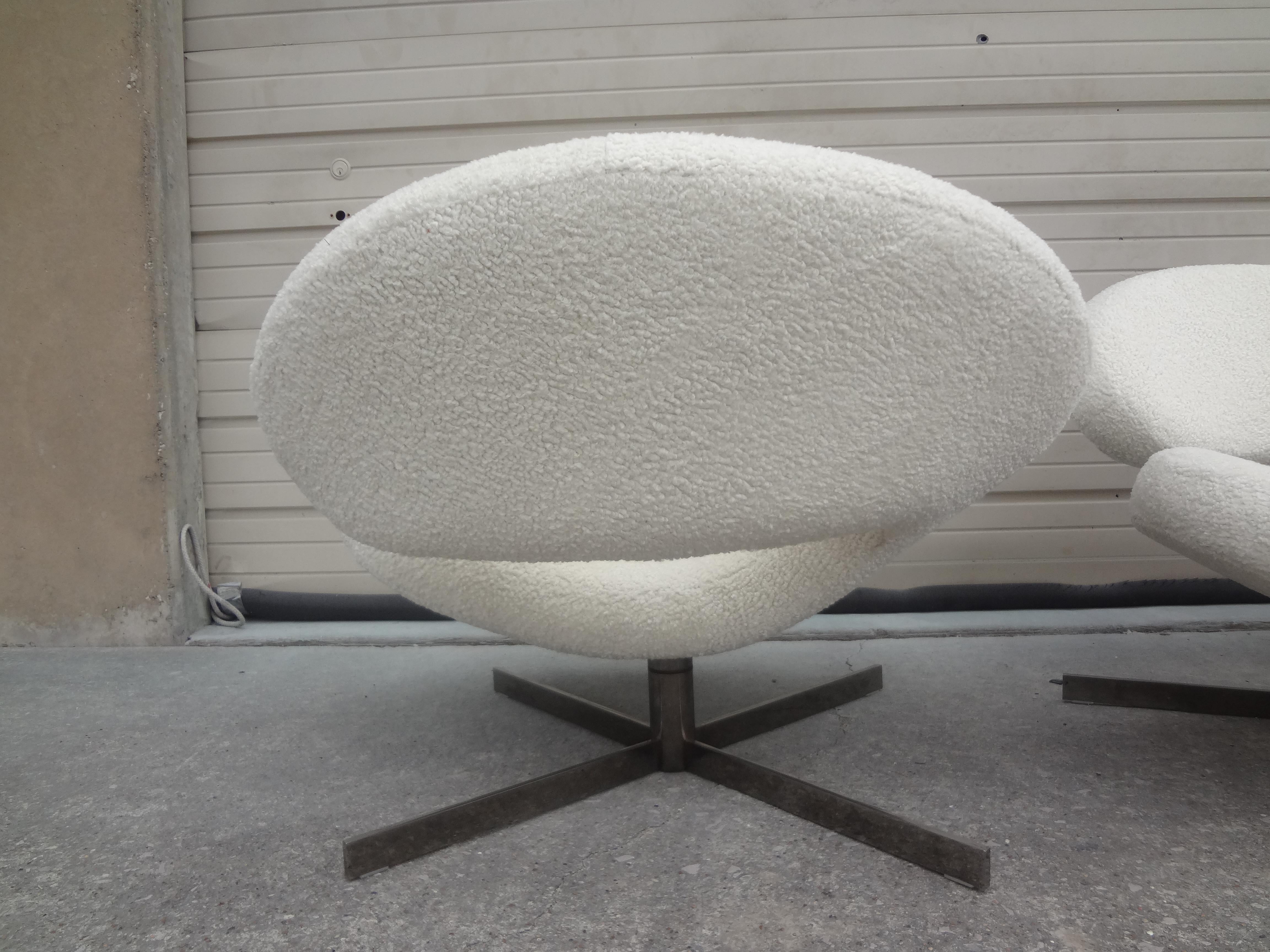 Bouclé Paire de chaises pivotantes sculpturales modernistes françaises par Roche Bobois en vente