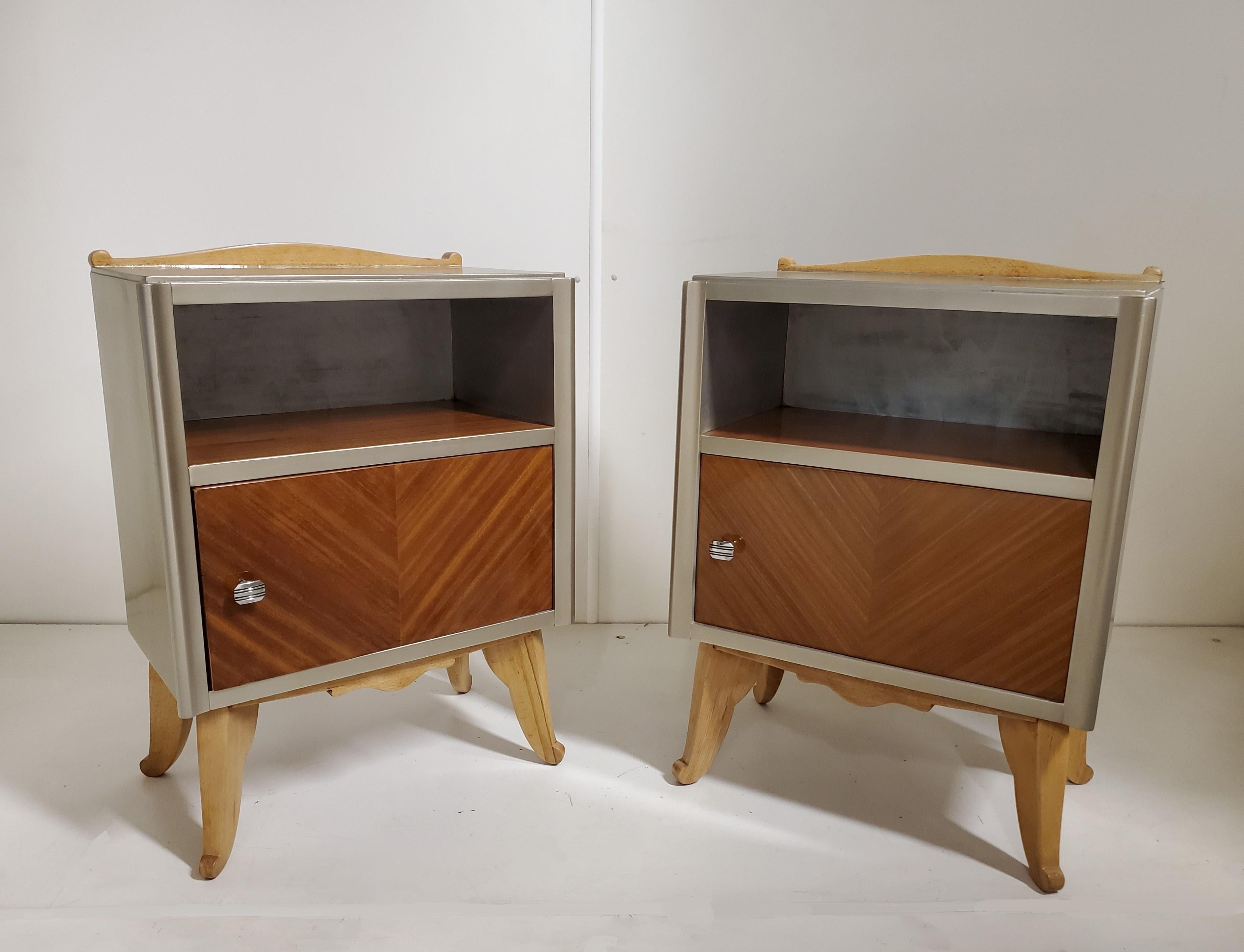 Pareja de Mesillas de Noche Modernistas Francesas de Madera Plateada, Caoba y Rubio en venta 11