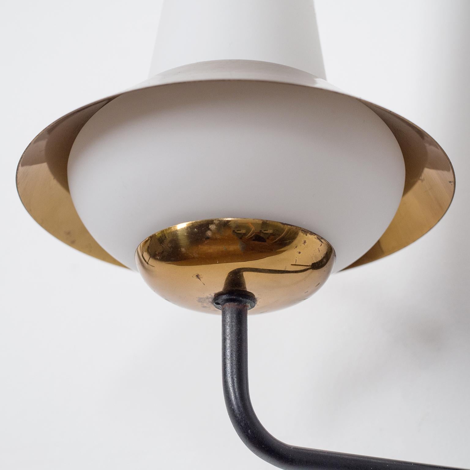 Dépoli Paire d'appliques murales modernistes françaises, datant d'environ 1960, verre satiné et laiton en vente