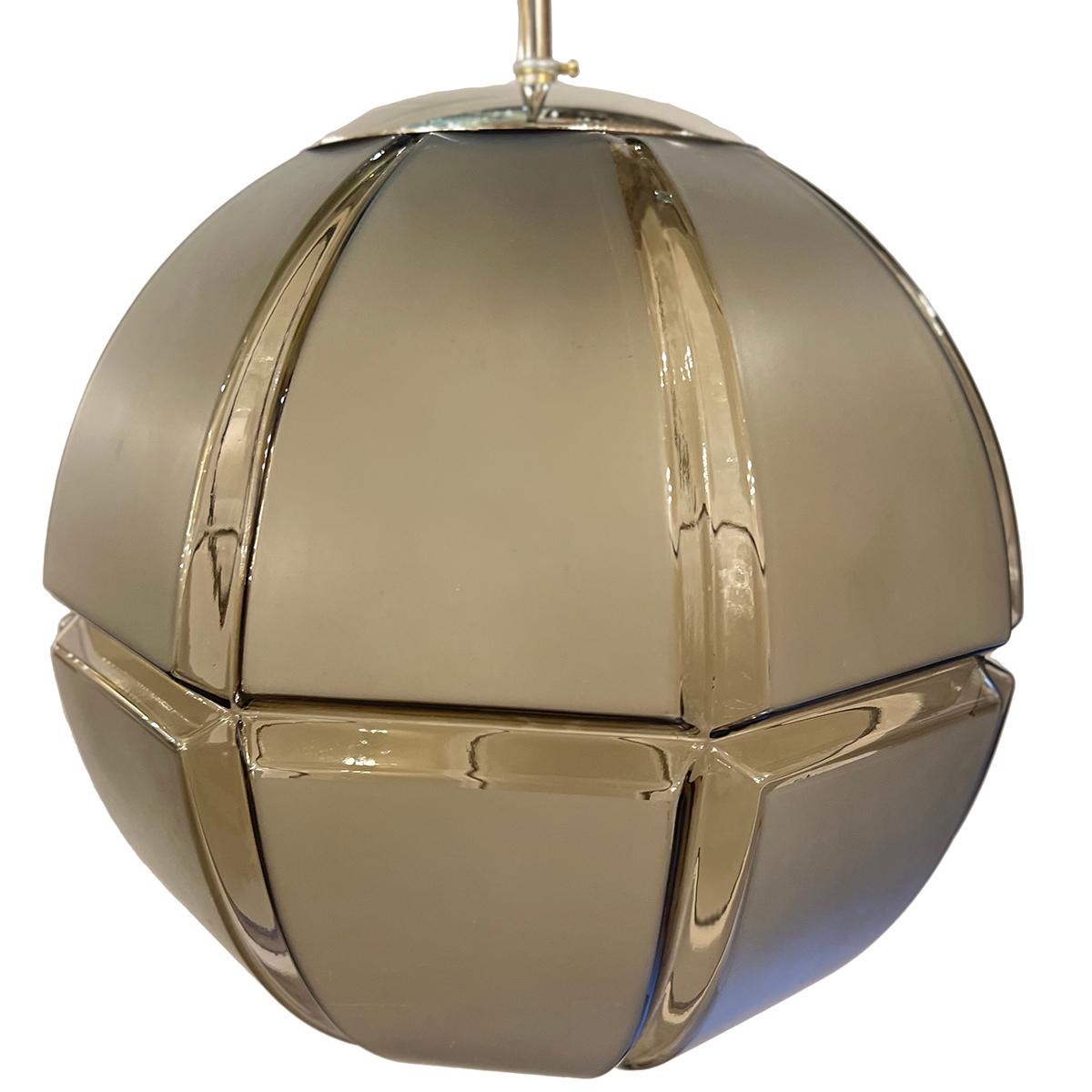 Francese Coppia di lampade francesi in vetro modellato, vendute singolarmente in vendita