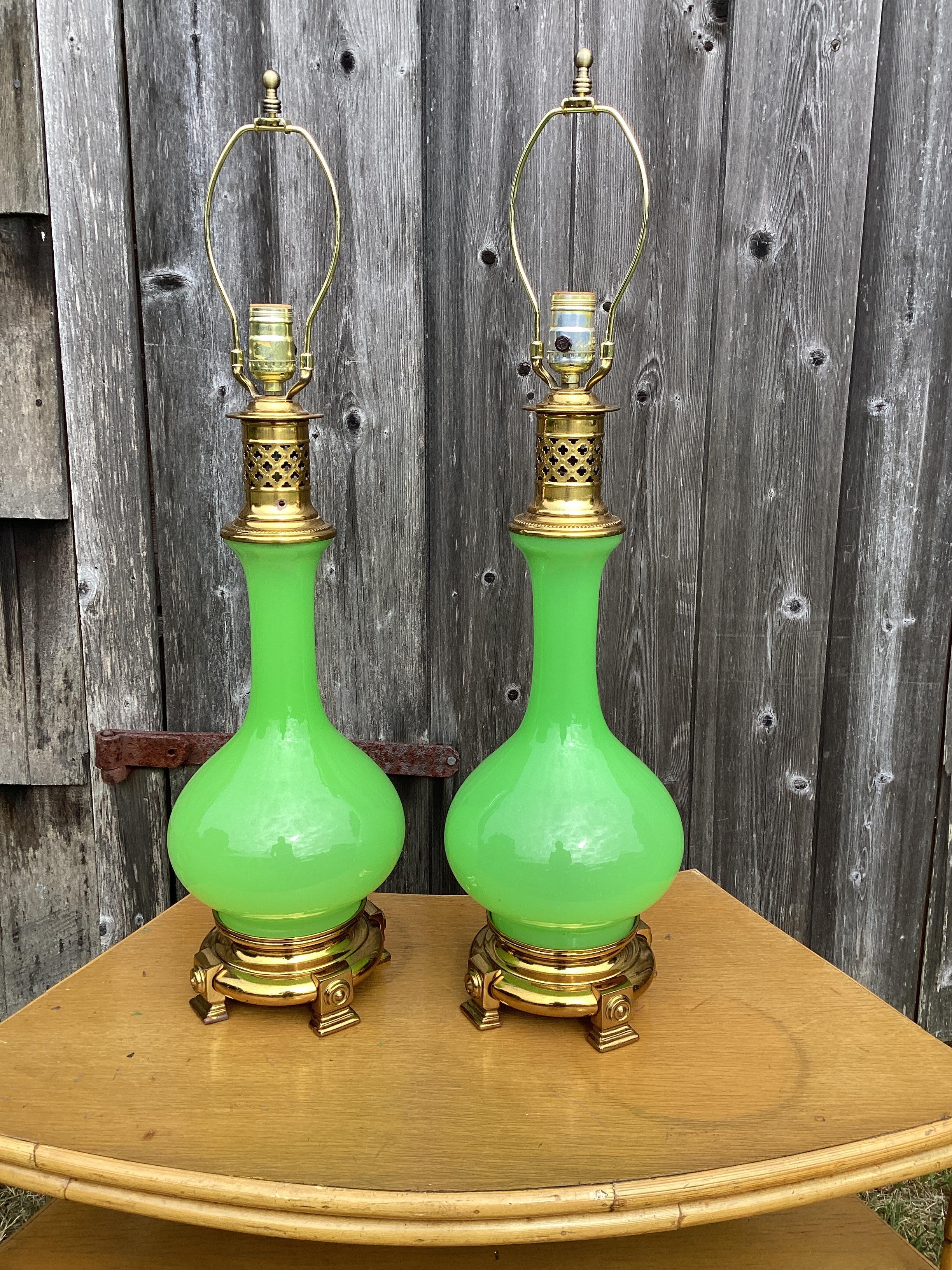 Wunderschönes Paar französischer grüner Opalintischlampen. Der grün gefärbte Opalin ist eine der seltenen Farben, die man findet. Dieses Paar wurde professionell neu verkabelt und mit neuen Steckdosen versehen. Die Lampen messen 20