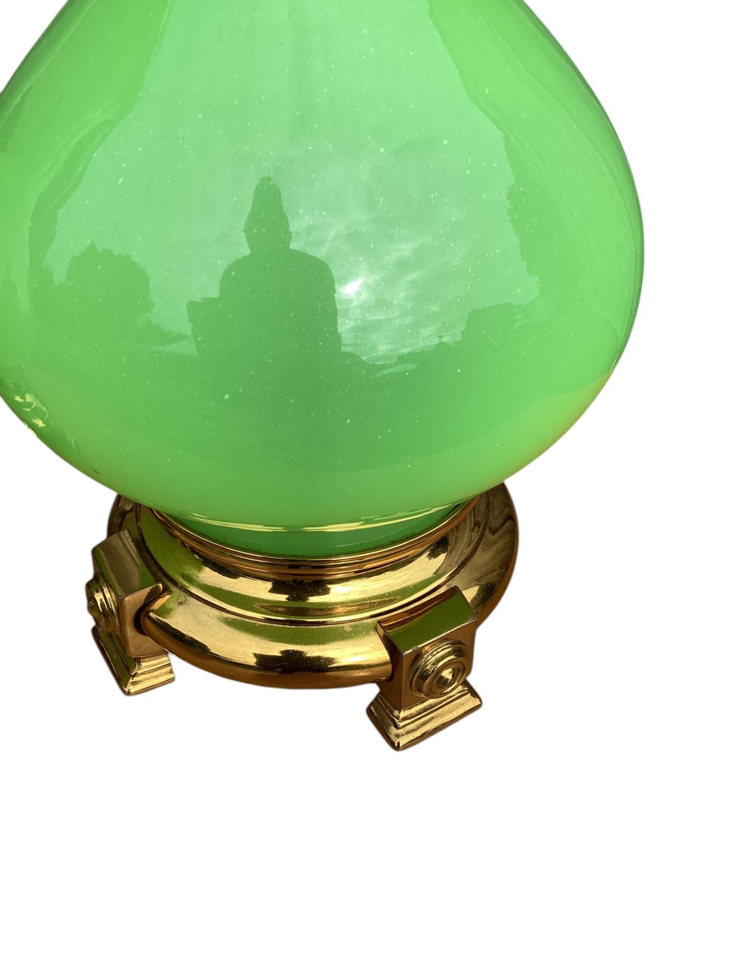 Ein Paar French Murano Green Opaline Tischlampen (Französisch) im Angebot