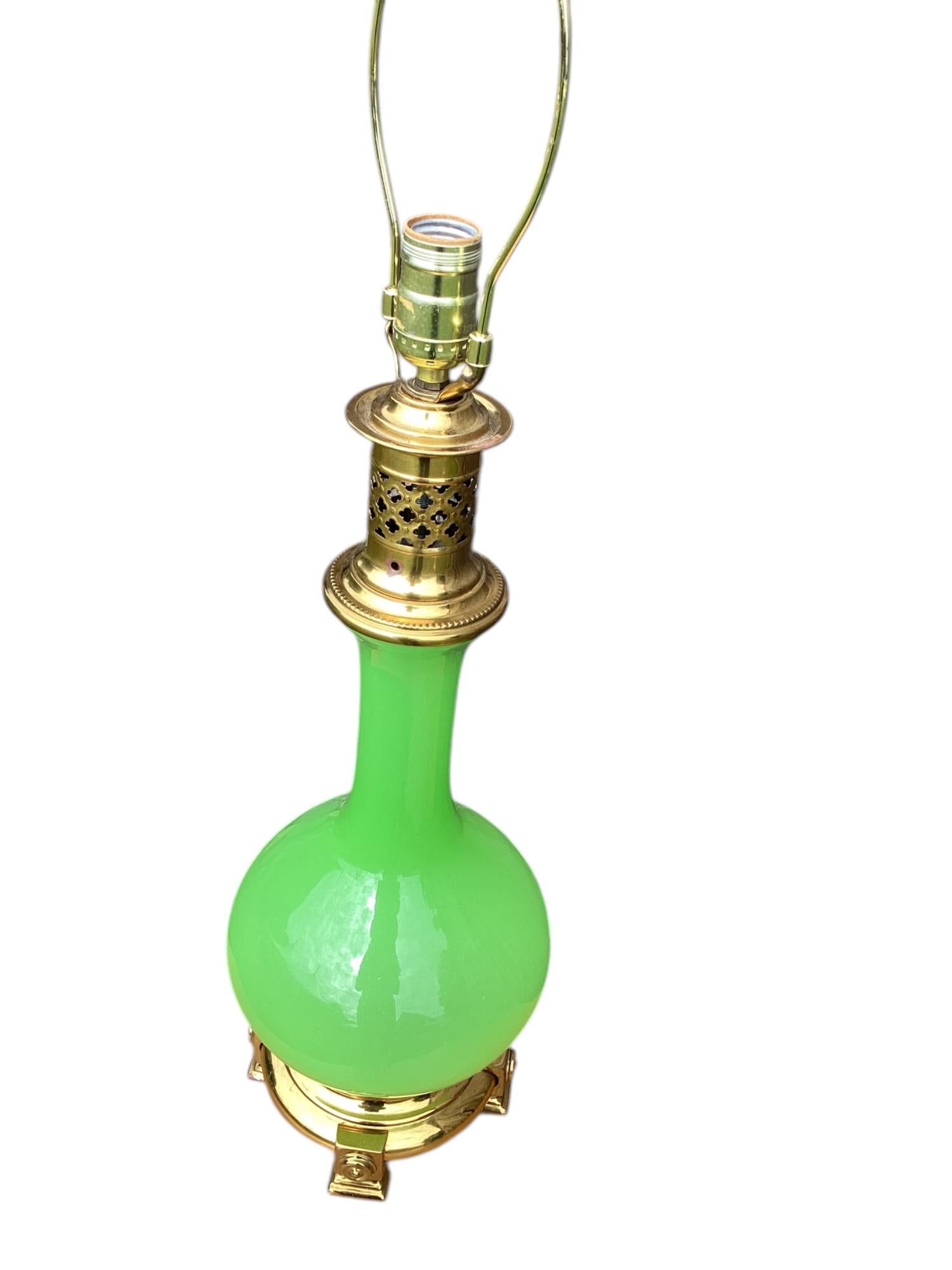 Ein Paar French Murano Green Opaline Tischlampen (Mitte des 20. Jahrhunderts) im Angebot