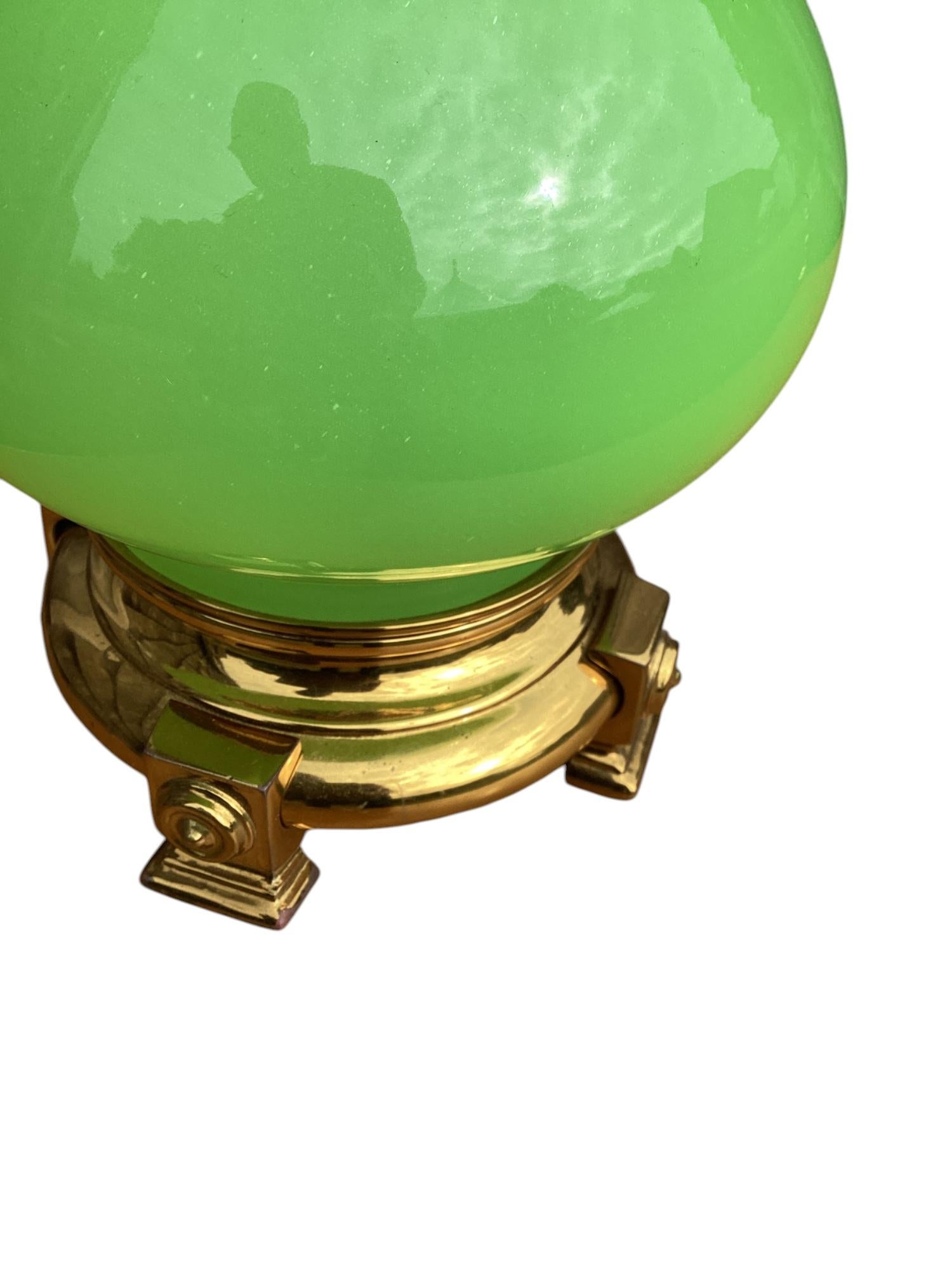 Ein Paar French Murano Green Opaline Tischlampen (Messing) im Angebot