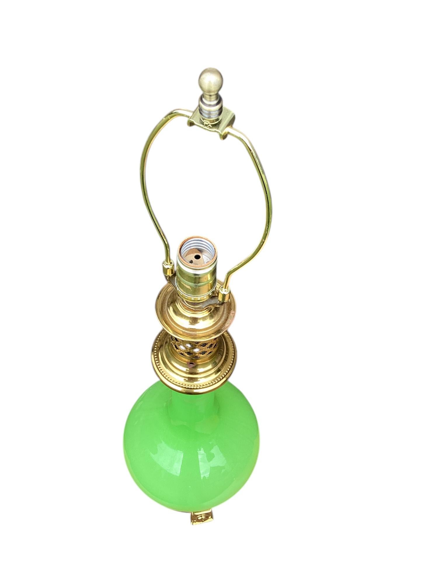 Ein Paar French Murano Green Opaline Tischlampen im Angebot 1