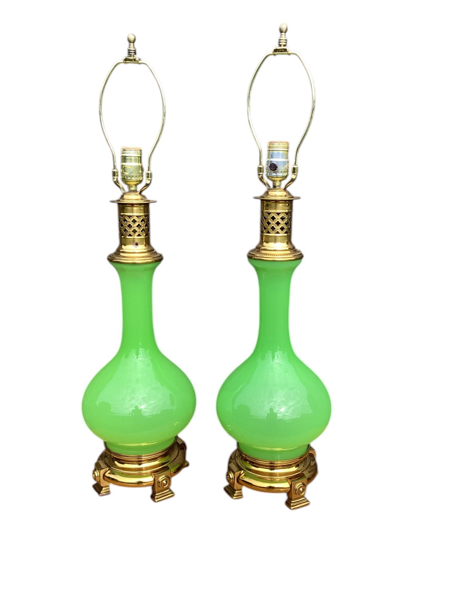 Ein Paar French Murano Green Opaline Tischlampen im Angebot 3