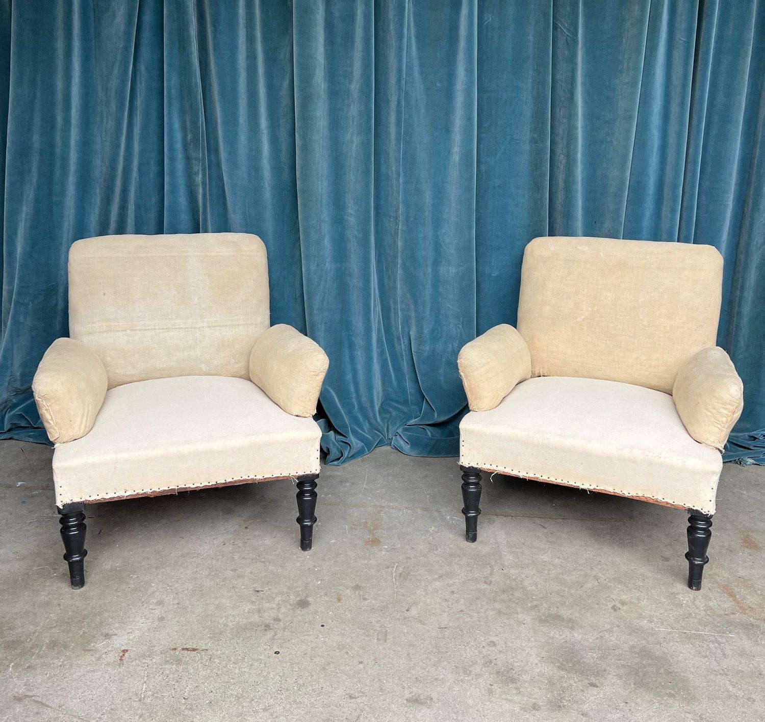 Une paire inhabituelle de fauteuils français Napoléon III de la fin du 19ème siècle. Les chaises sont dotées d'accoudoirs semi-détachés qui leur confèrent dimension et style. Elles conviennent à une grande variété d'environnements, du traditionnel