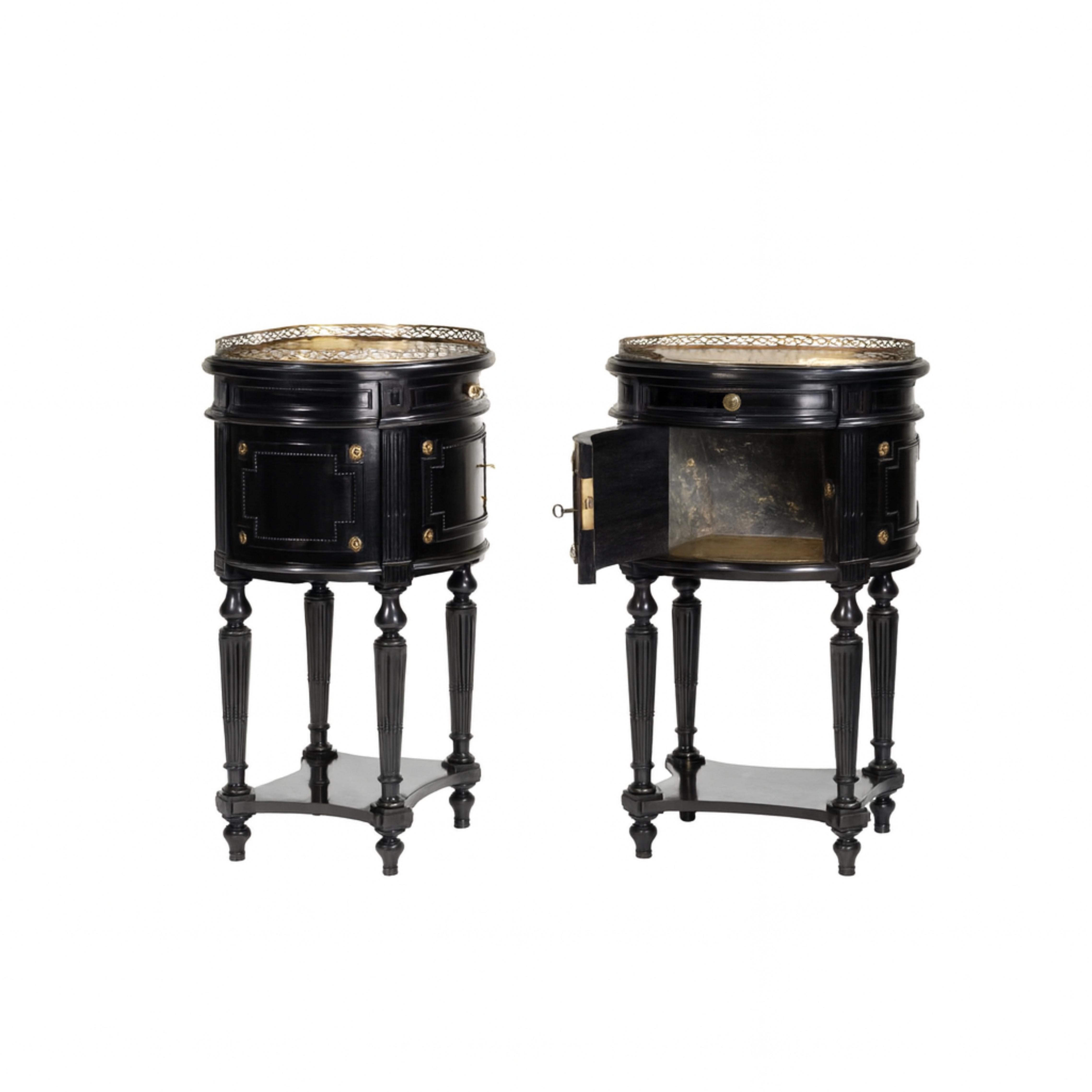 Paar französische, handgeschnitzte Nachttische aus schwarzem Lack von Napoleon III (Französisch) im Angebot