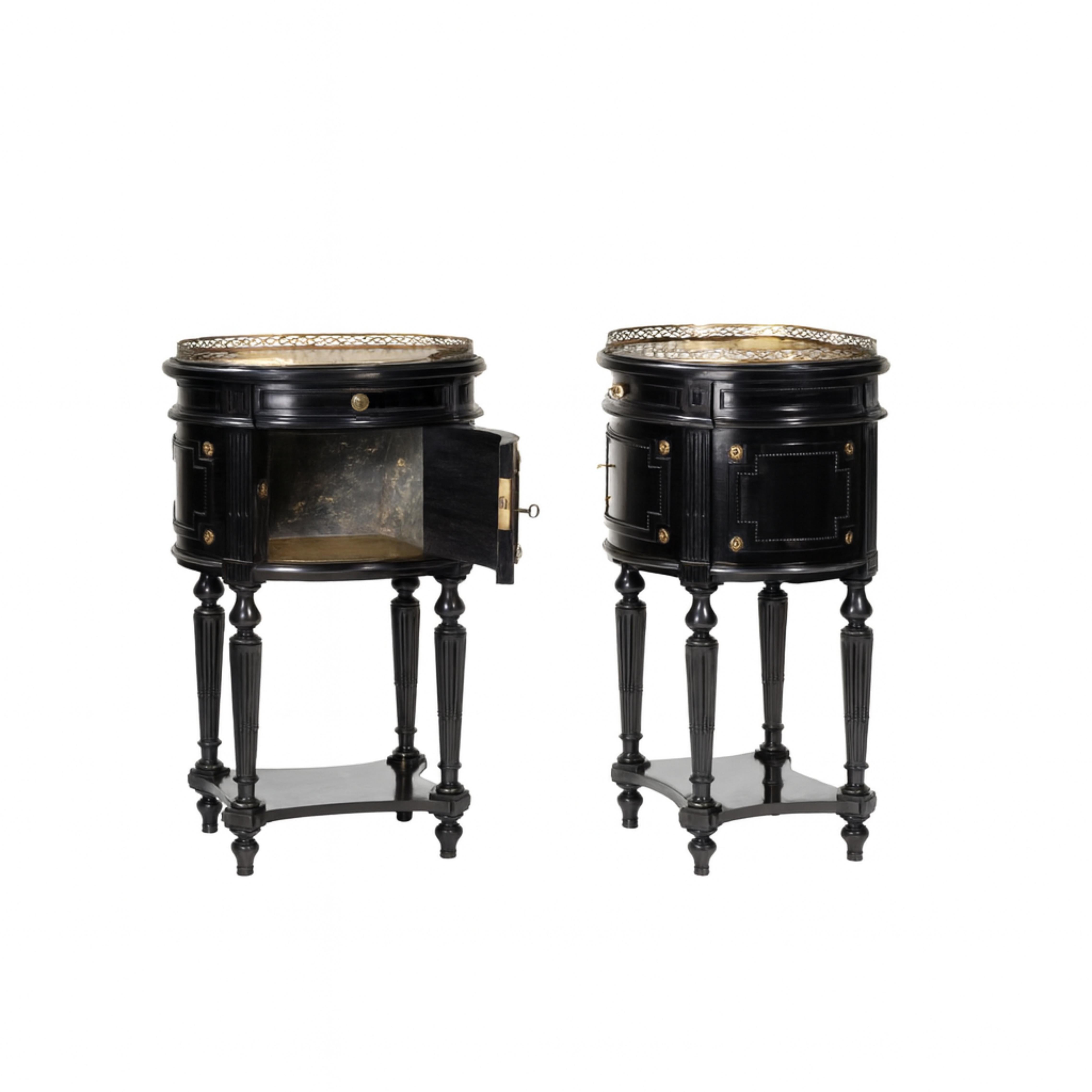 Paar französische, handgeschnitzte Nachttische aus schwarzem Lack von Napoleon III im Zustand „Gut“ im Angebot in Lisbon, PT