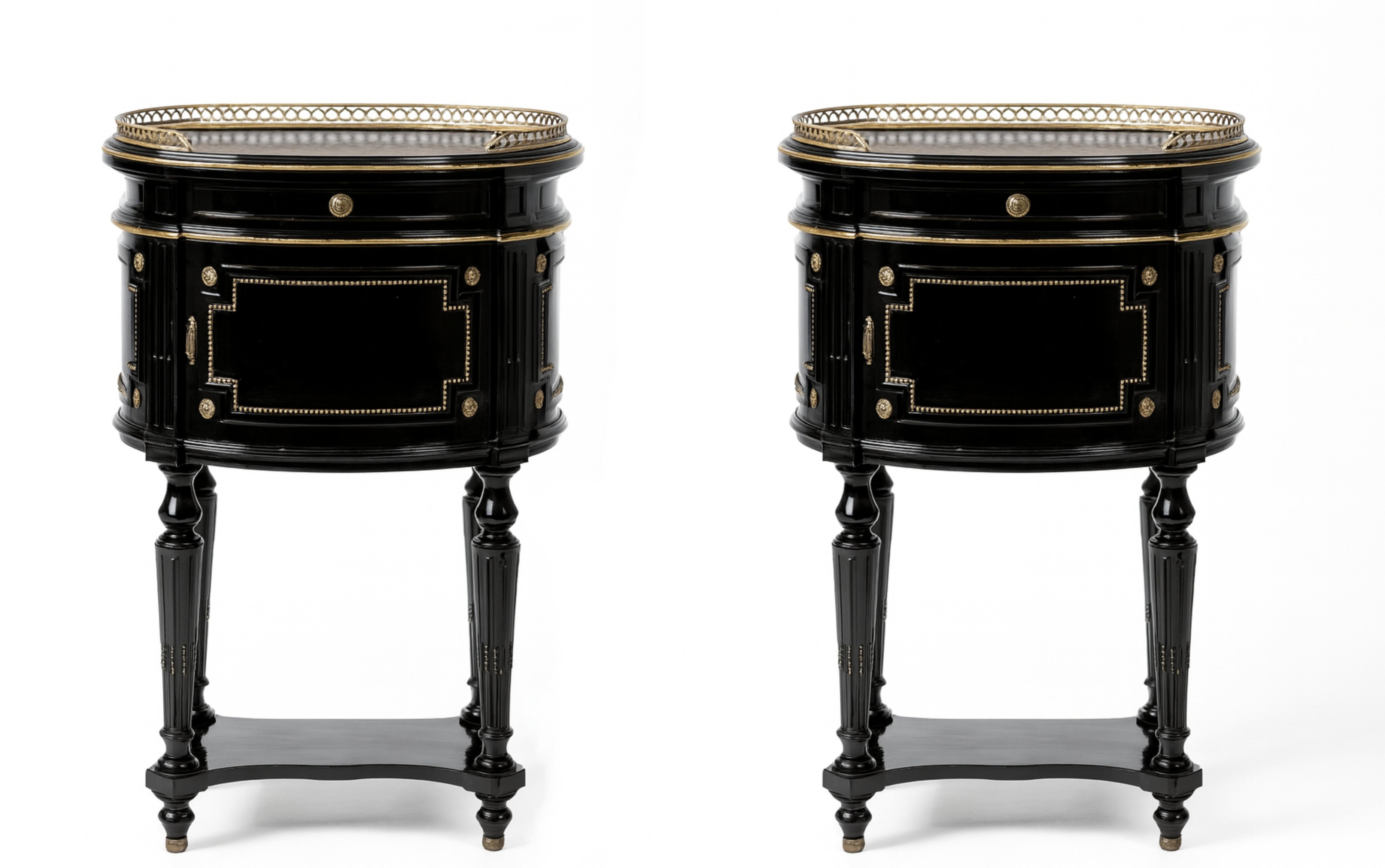 Paar französische, handgeschnitzte Nachttische aus schwarzem Lack von Napoleon III (19. Jahrhundert) im Angebot