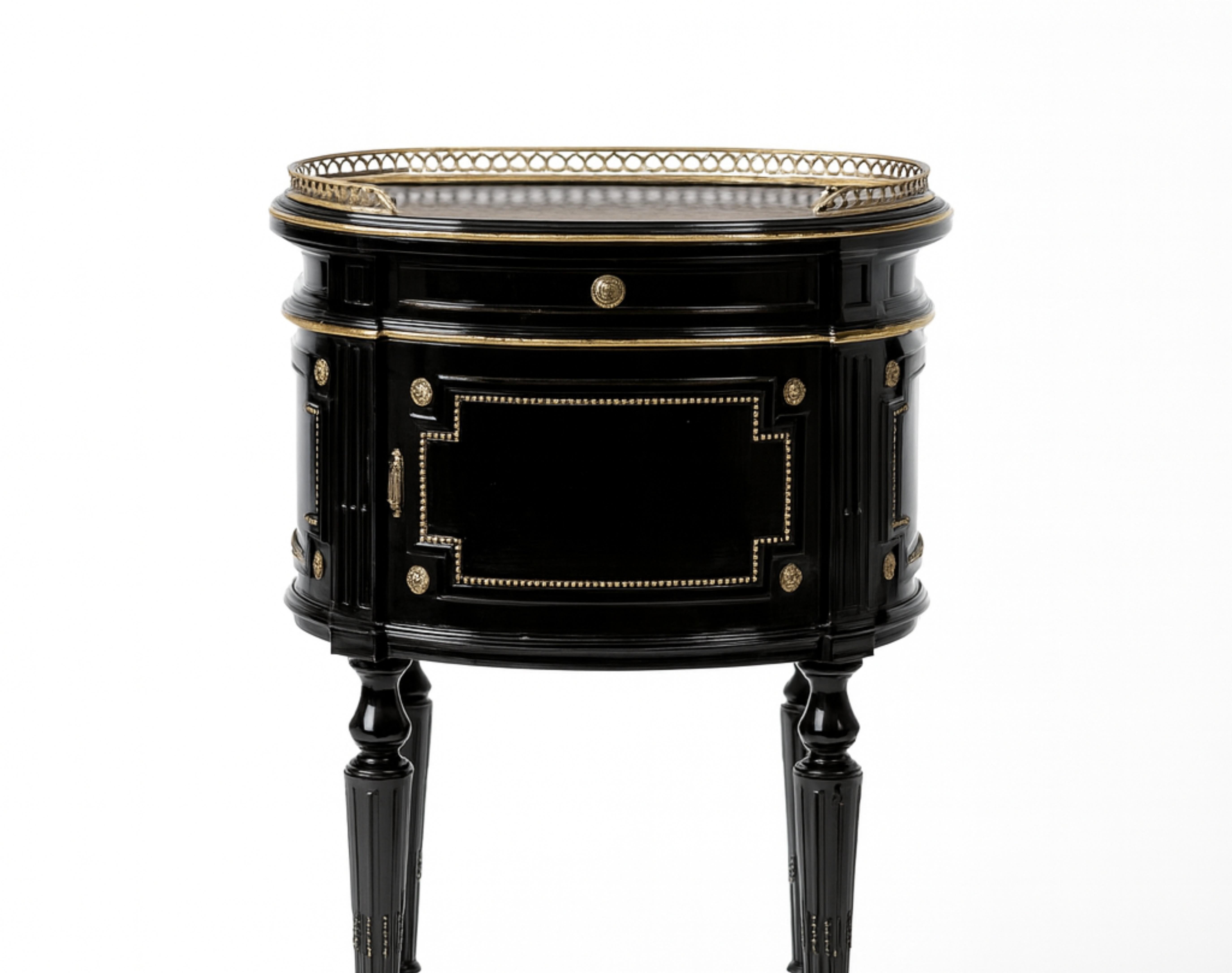 Paar französische, handgeschnitzte Nachttische aus schwarzem Lack von Napoleon III (Messing) im Angebot