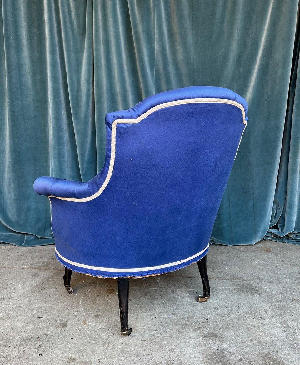 Paar französische Napoleon-III-Sessel mit blauem Tufting im Angebot 3