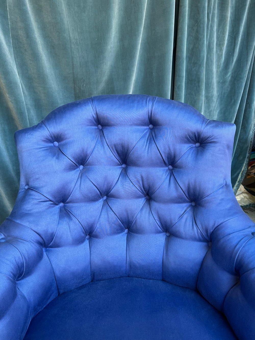 Paar französische Napoleon-III-Sessel mit blauem Tufting im Angebot 5