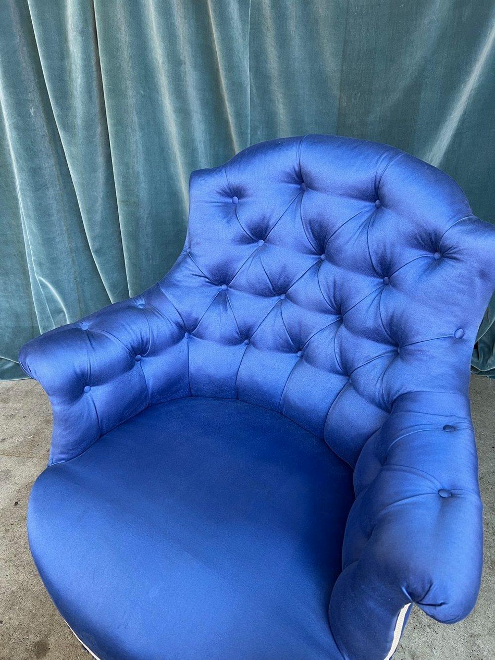 Paar französische Napoleon-III-Sessel mit blauem Tufting im Angebot 6