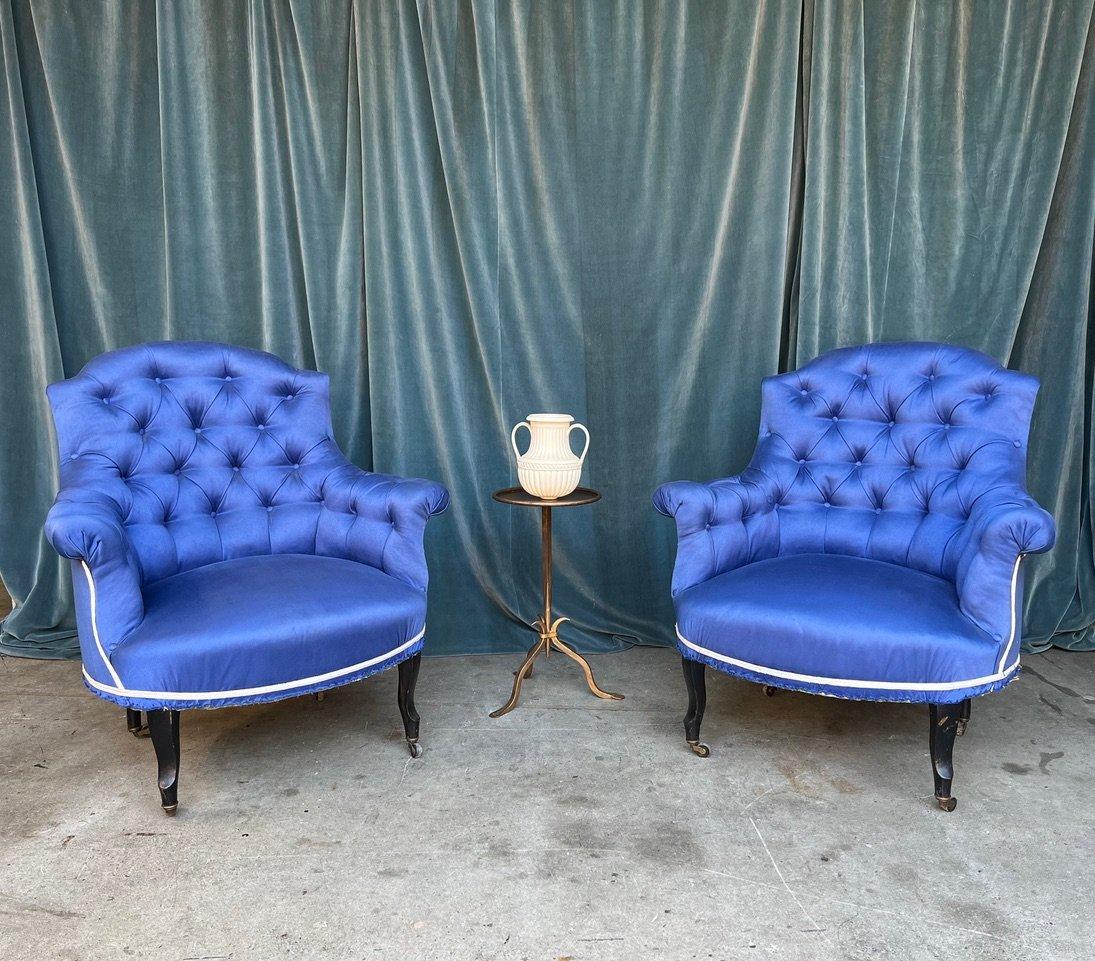 Paar französische Napoleon-III-Sessel mit blauem Tufting im Angebot 8