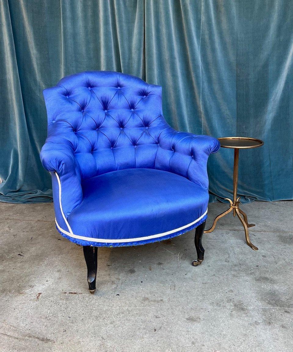 Paar französische Napoleon-III-Sessel mit blauem Tufting (Französisch) im Angebot