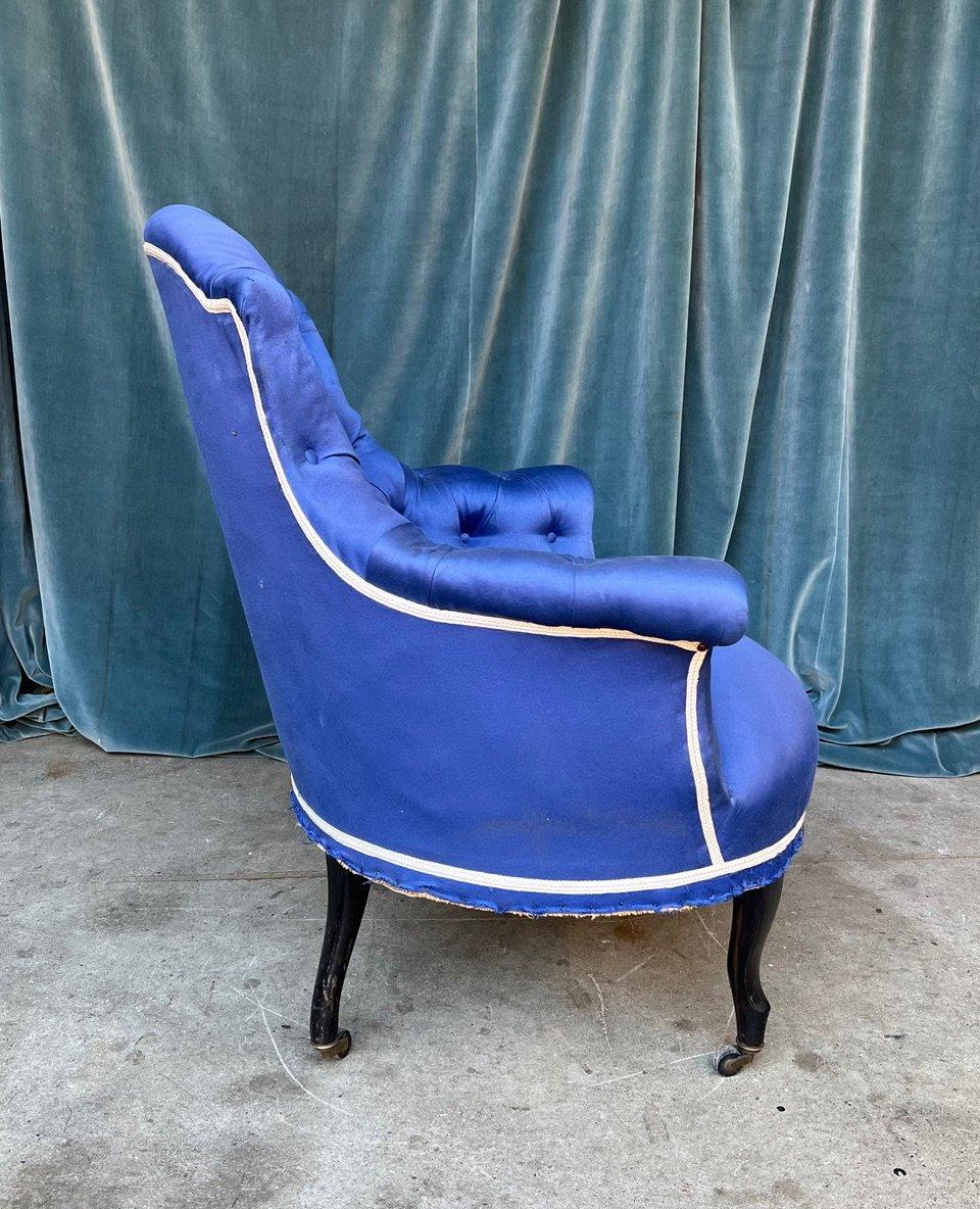 Paar französische Napoleon-III-Sessel mit blauem Tufting im Angebot 1