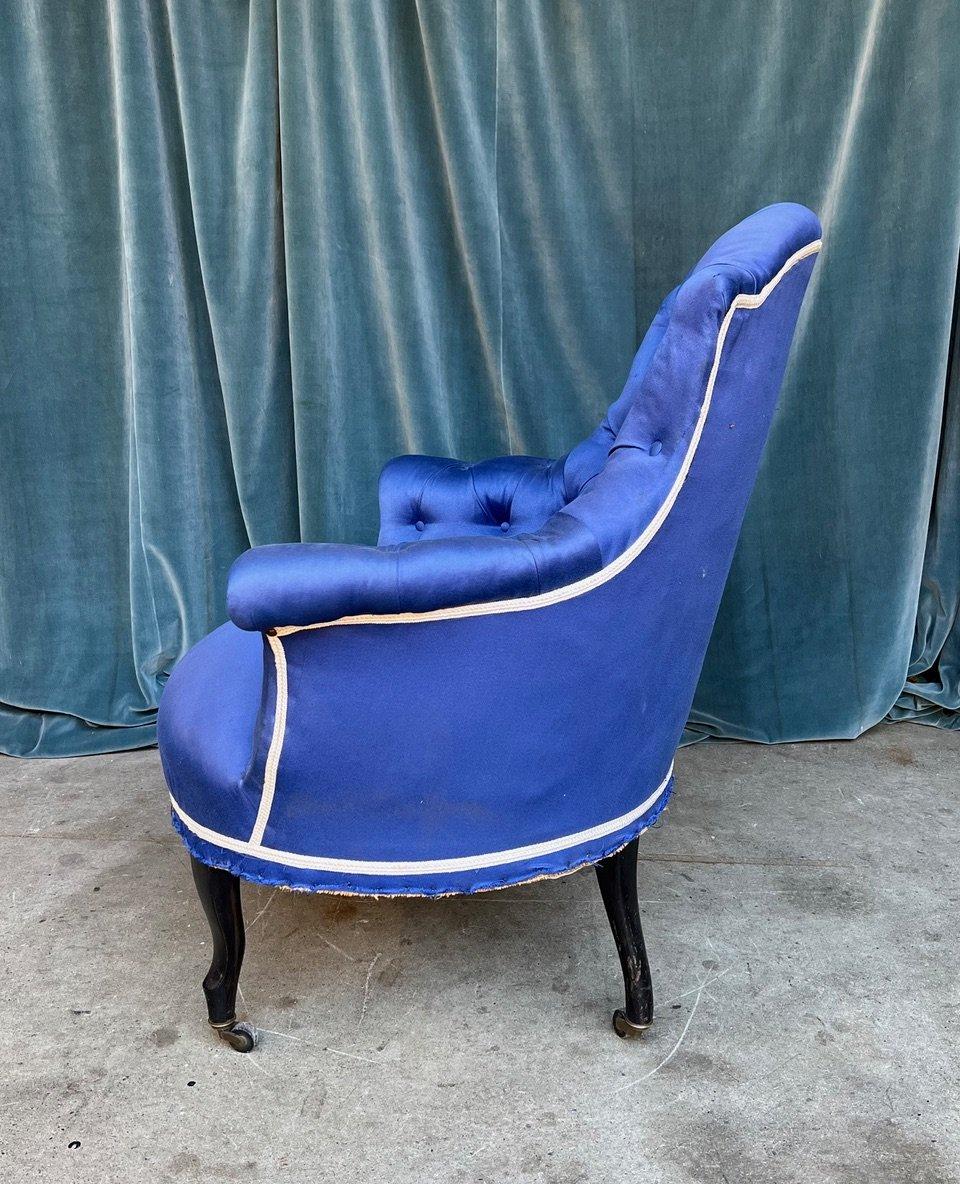 Paar französische Napoleon-III-Sessel mit blauem Tufting im Angebot 2