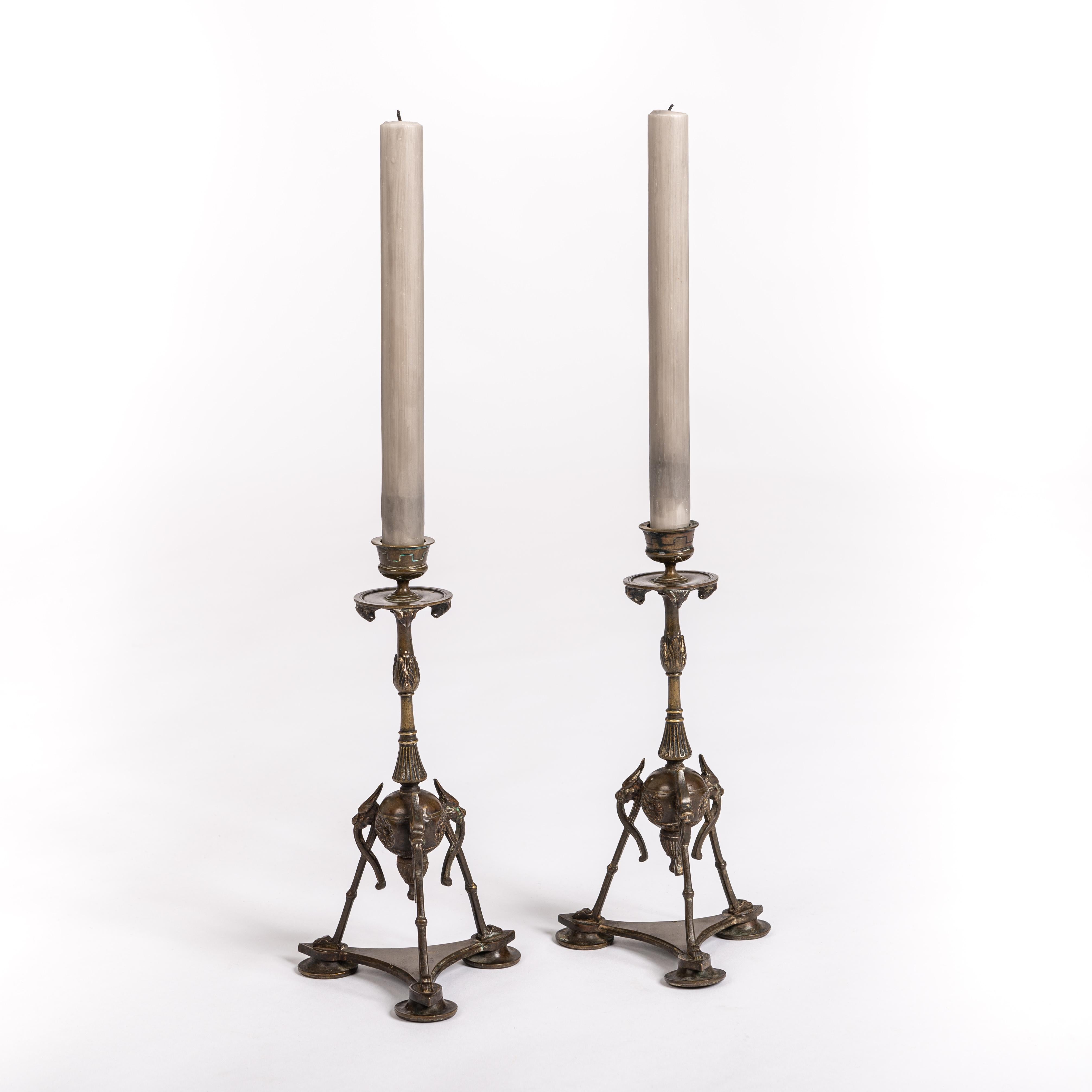 Paire de très élégants chandeliers classicistes en bronze fin patiné, attribués à la Fonderie de BARBEDIENNE.
Les chandeliers reposent sur trois jambes élancées aux pattes droites et fines, qui reposent à leur tour sur trois piédestaux ronds.
Sous
