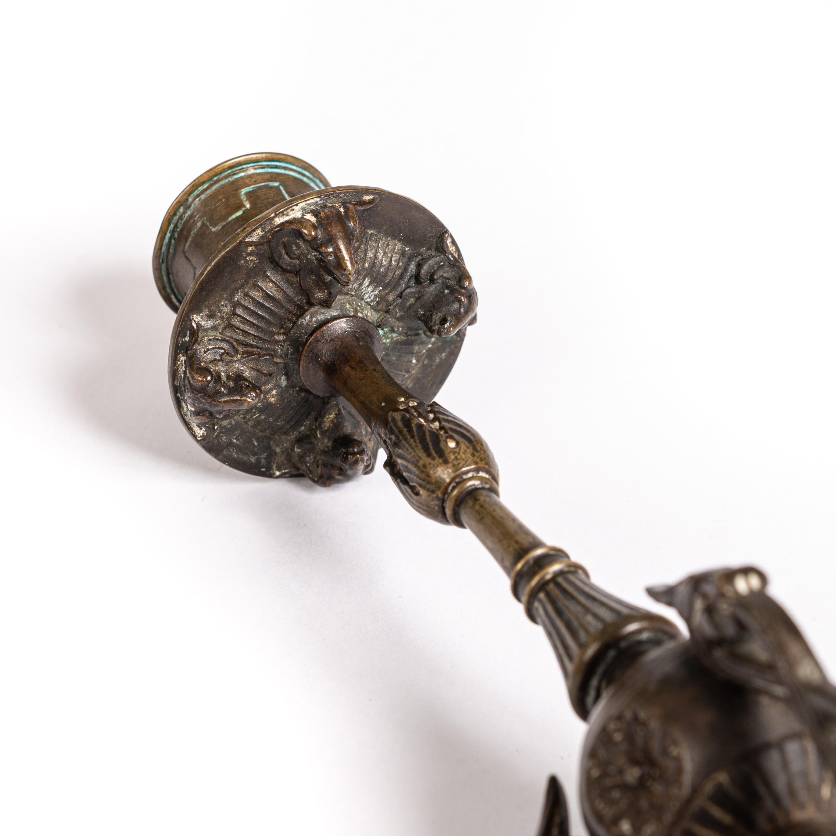 Moulage Paire de chandeliers Napoléon III en bronze au design Classic 1880s