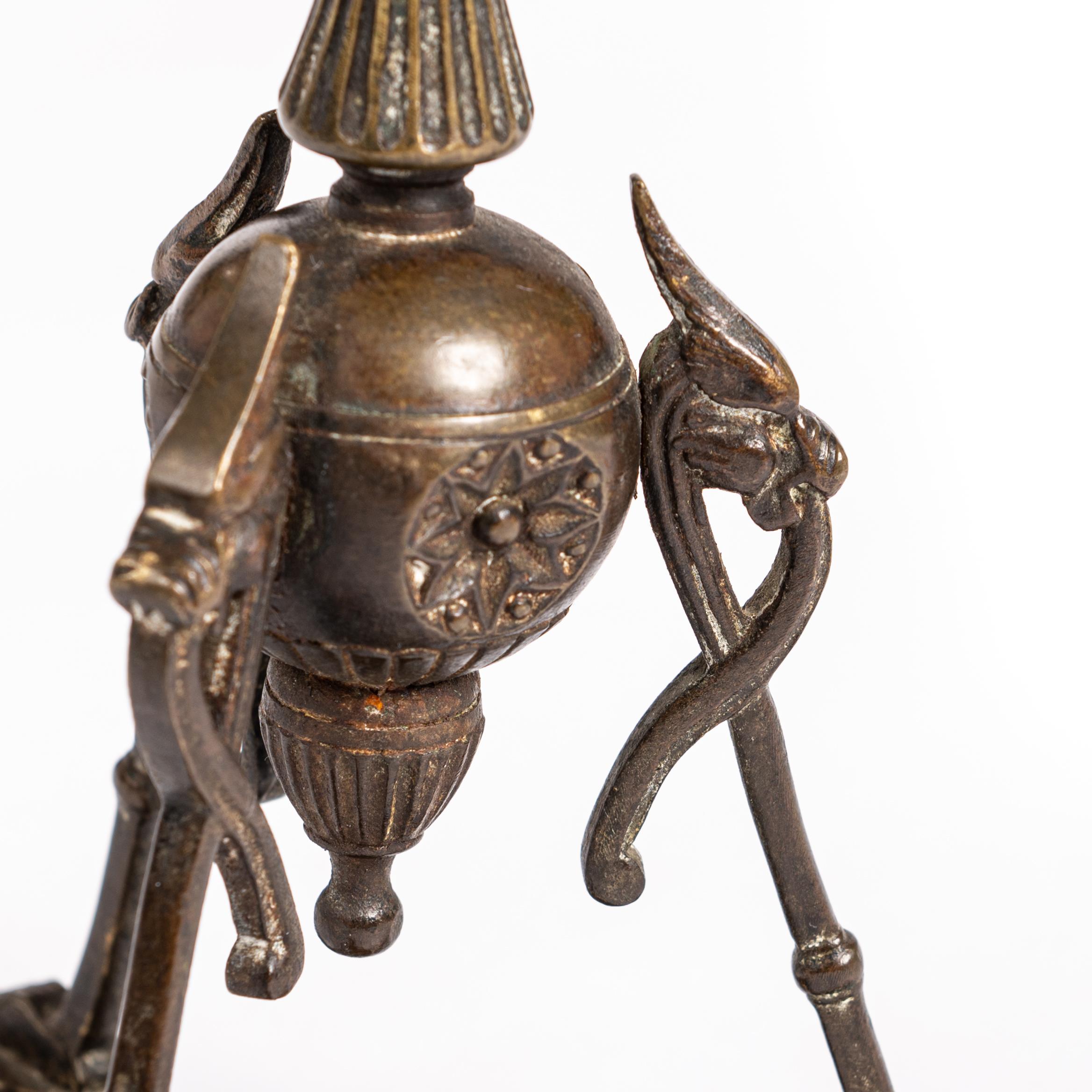 Paire de chandeliers Napoléon III en bronze au design Classic 1880s Bon état à Salzburg, AT