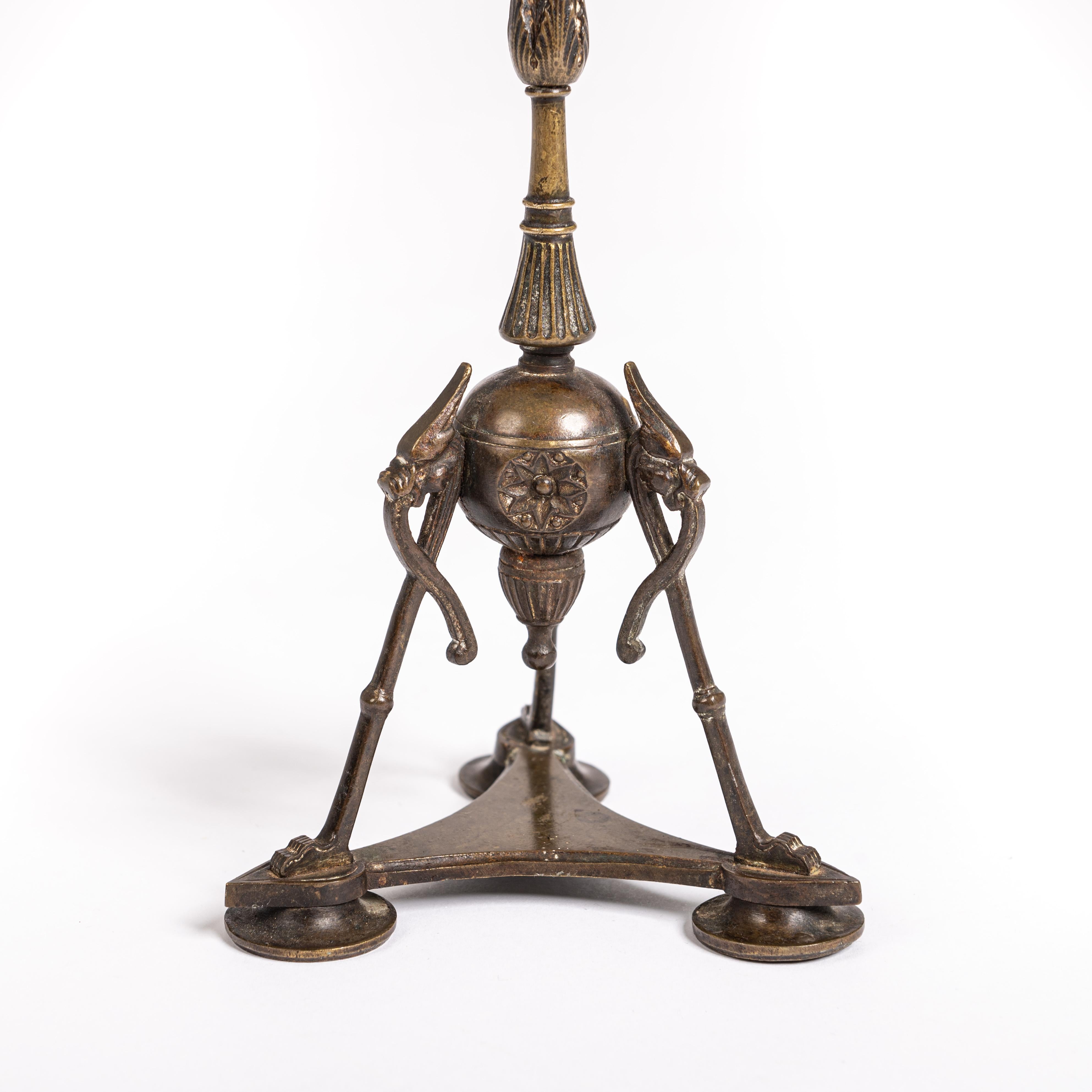 Milieu du XIXe siècle Paire de chandeliers Napoléon III en bronze au design Classic 1880s