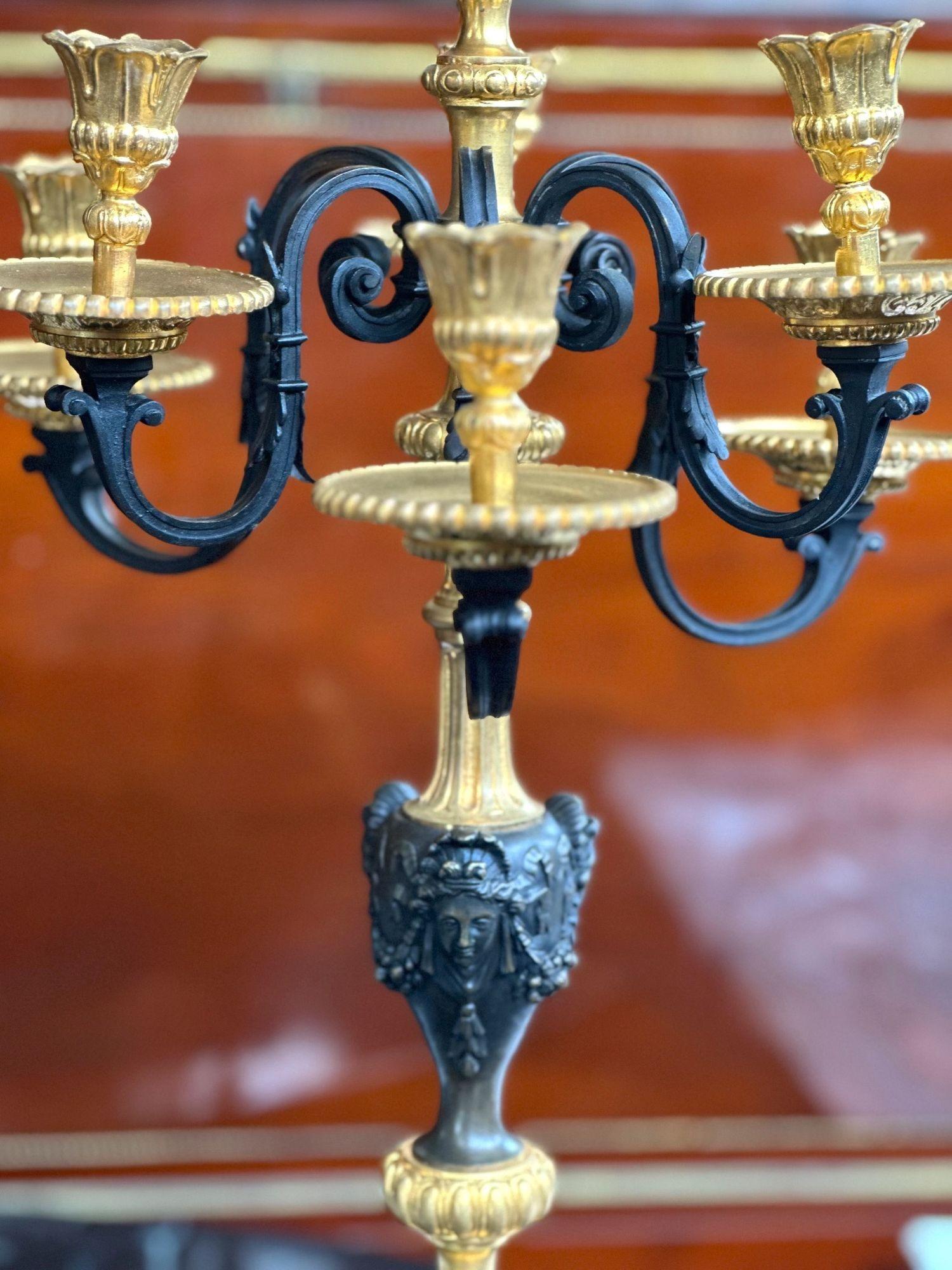 Paar französische Napoleon III.-Kandelaber aus Bronze und rotem Marmor (Französisch) im Angebot