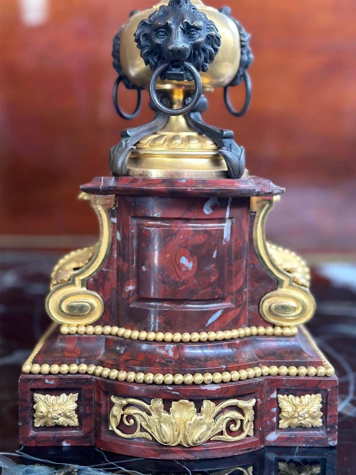 Paar französische Napoleon III.-Kandelaber aus Bronze und rotem Marmor im Zustand „Gut“ im Angebot in Los Angeles, CA