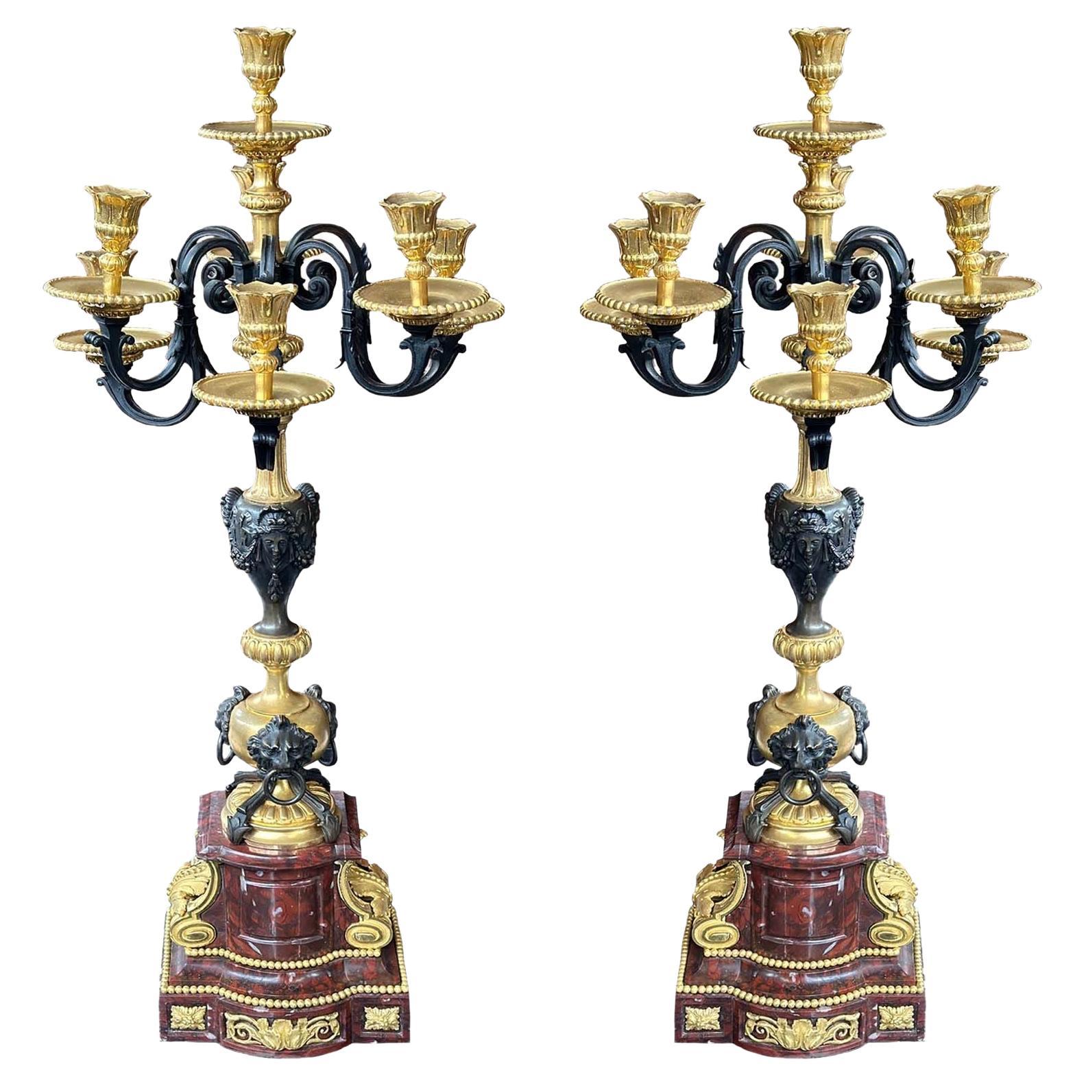 Paar französische Napoleon III.-Kandelaber aus Bronze und rotem Marmor im Angebot