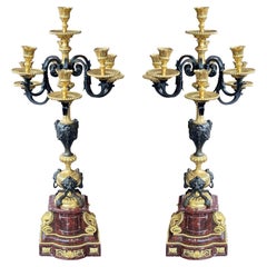 Paar französische Napoleon III.-Kandelaber aus Bronze und rotem Marmor