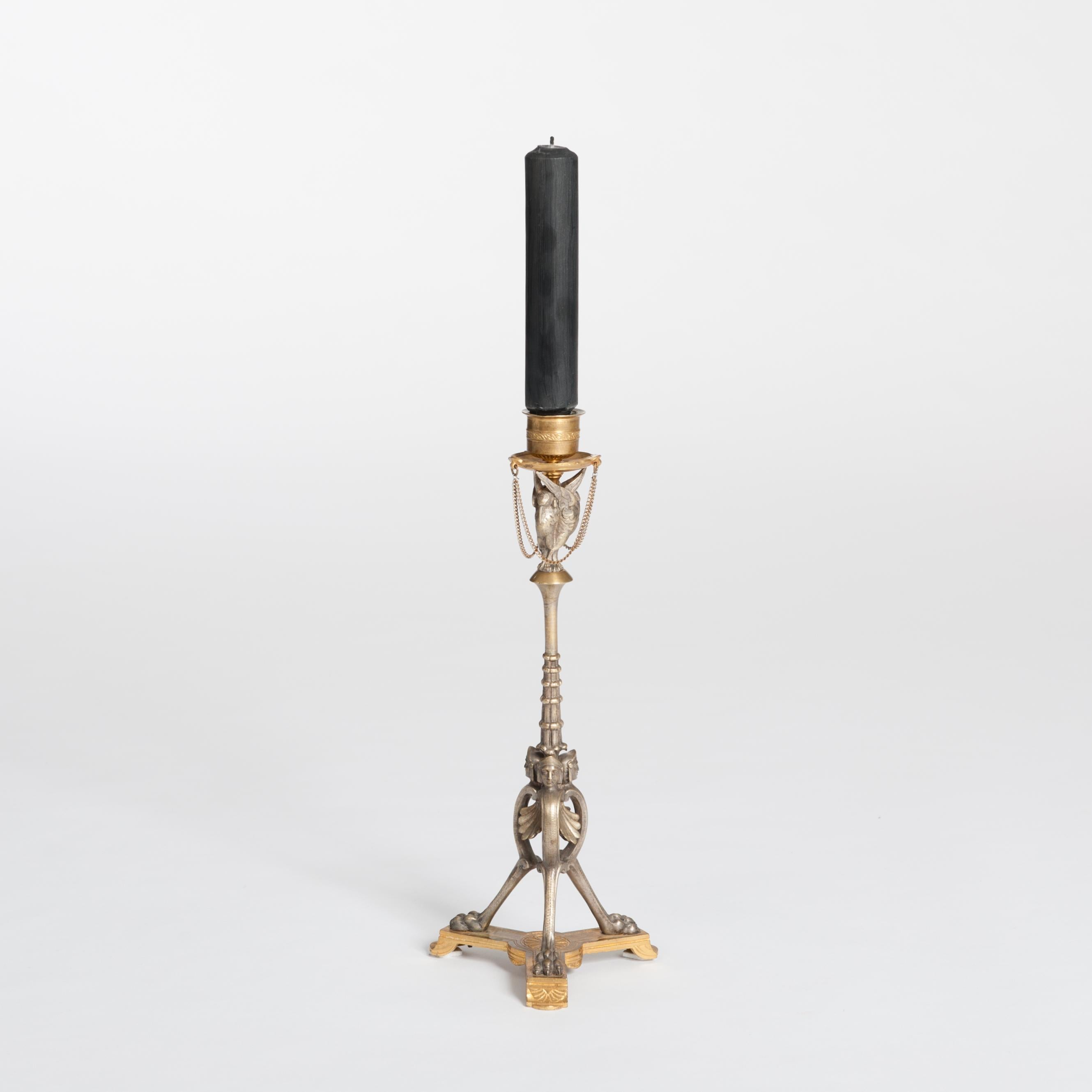 Coppia di candelieri francesi Napoleone III in bronzo e bronzo dorato a fuoco disegnati, prodotti e firmati da Alfred Daubrée, Nancy.
Il corpo in bronzo fuso presenta elementi decorativi molto raffinati in stile Impero e Classicismo.

Lo scultore