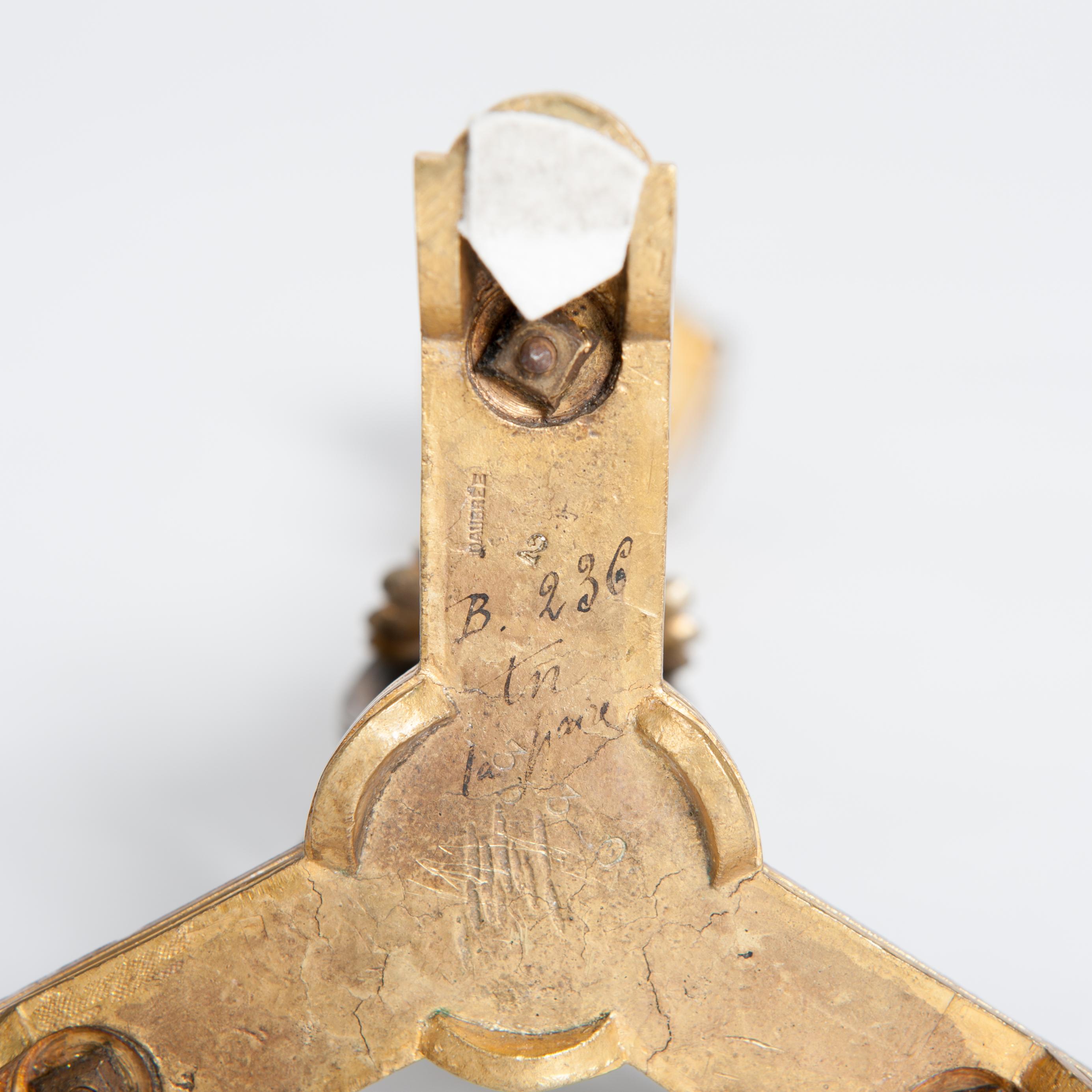 Milieu du XIXe siècle Paire de chandeliers Napoléon III en bronze et bronze doré par A. Daubrée en vente
