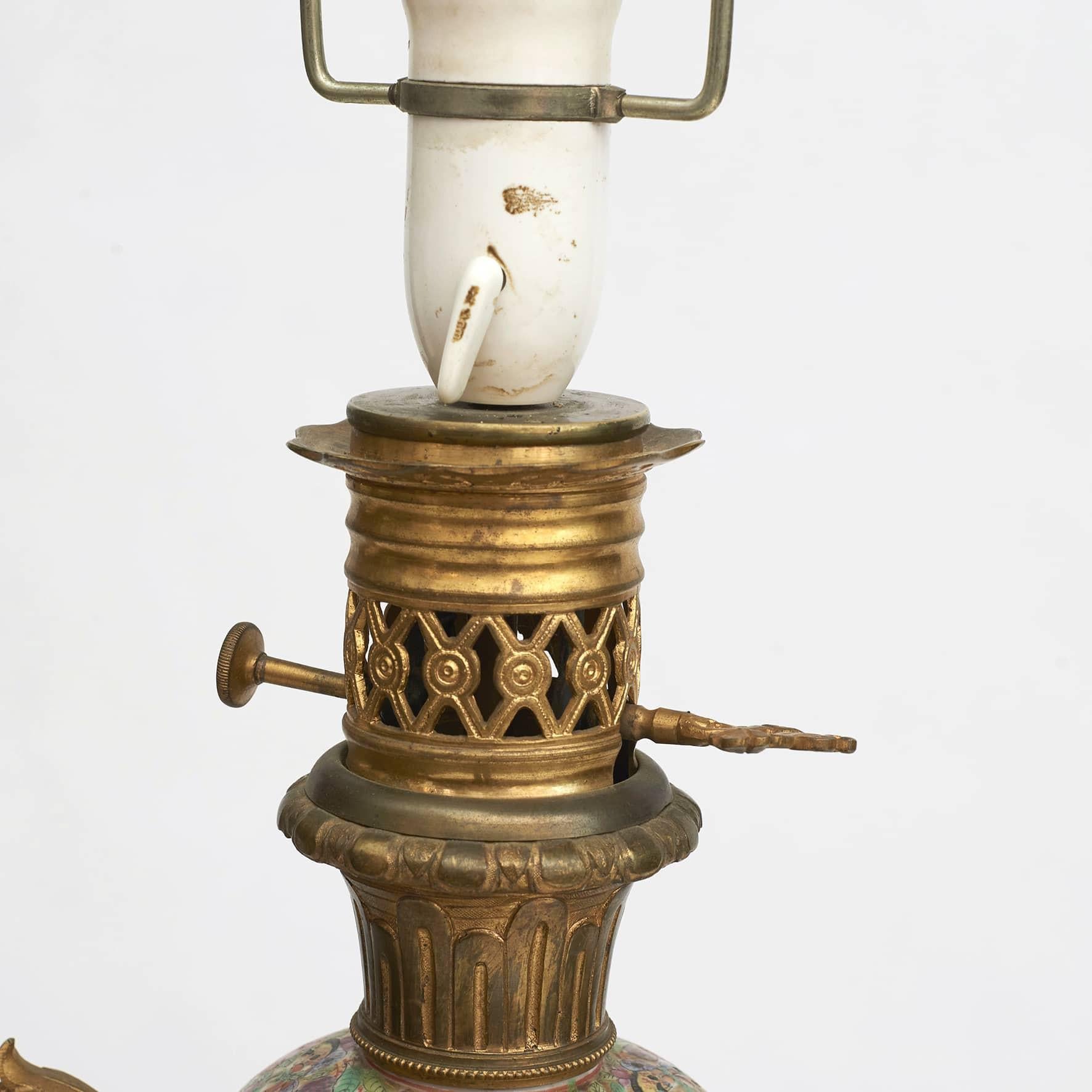 Paar französische Napoleon III Kanton Porzellan & vergoldete Bronze Lampen im Angebot 3