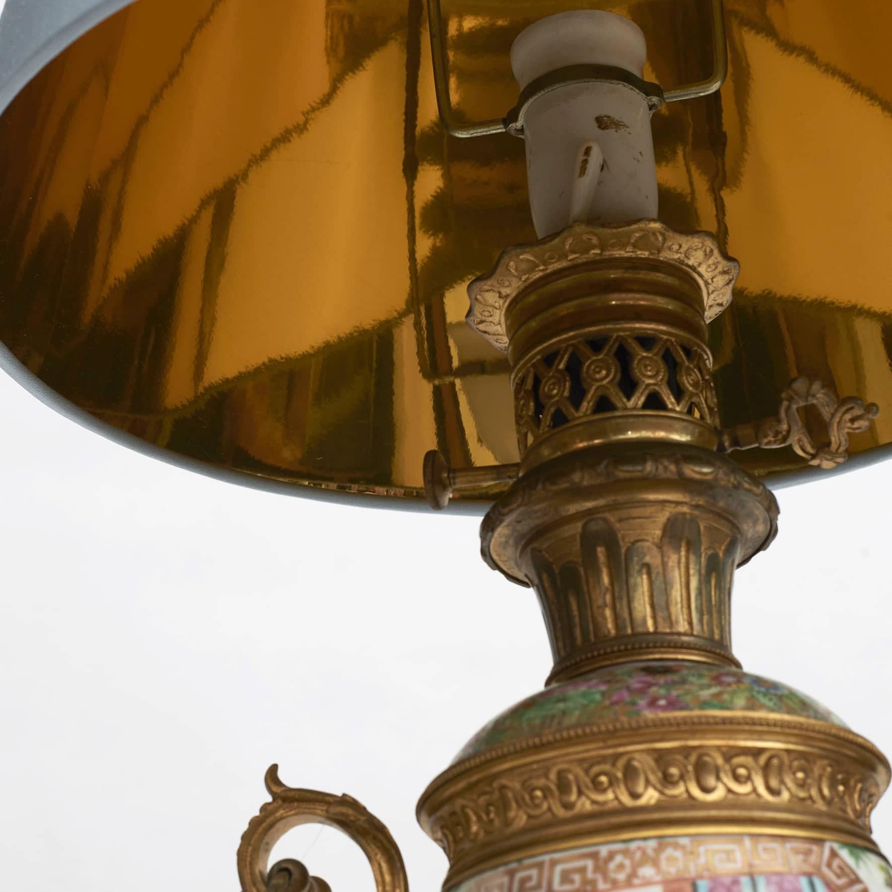 Paar französische Napoleon III Kanton Porzellan & vergoldete Bronze Lampen im Angebot 4