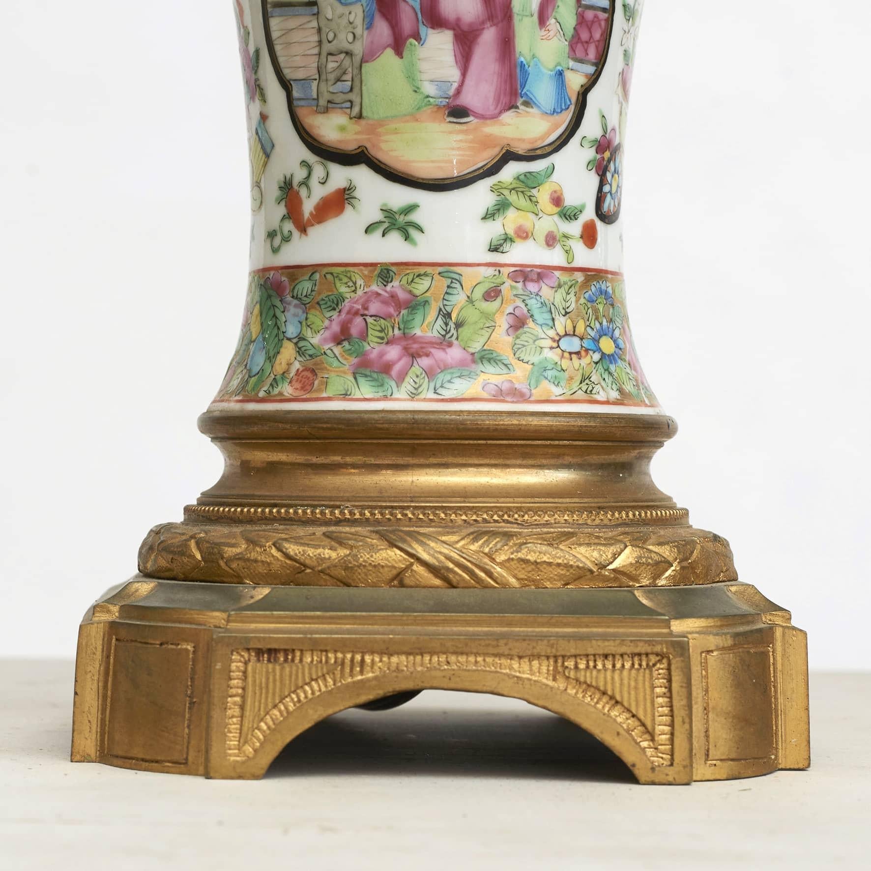 Paar französische Napoleon III Kanton Porzellan & vergoldete Bronze Lampen im Angebot 5