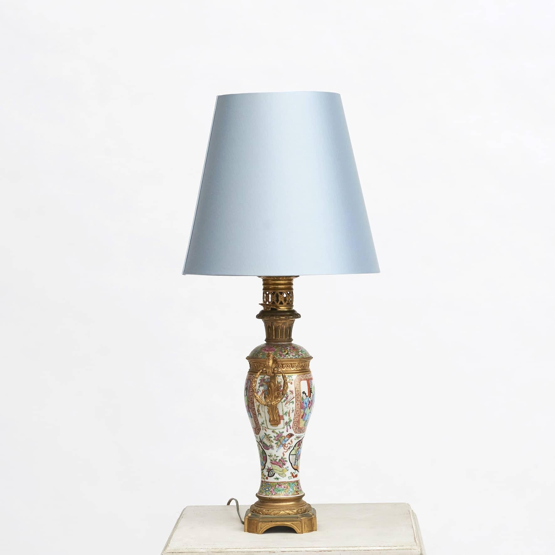 Français Paire de lampes en porcelaine de Canton et bronze doré Napoléon III en vente