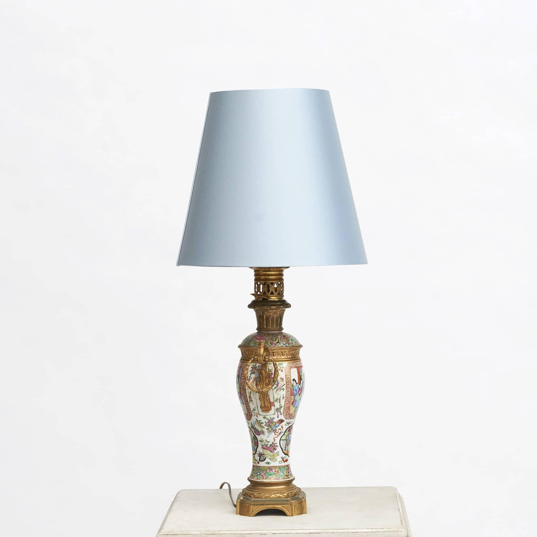 Francese Coppia di lampade francesi di Napoleone III in porcellana di Canton e bronzo dorato in vendita
