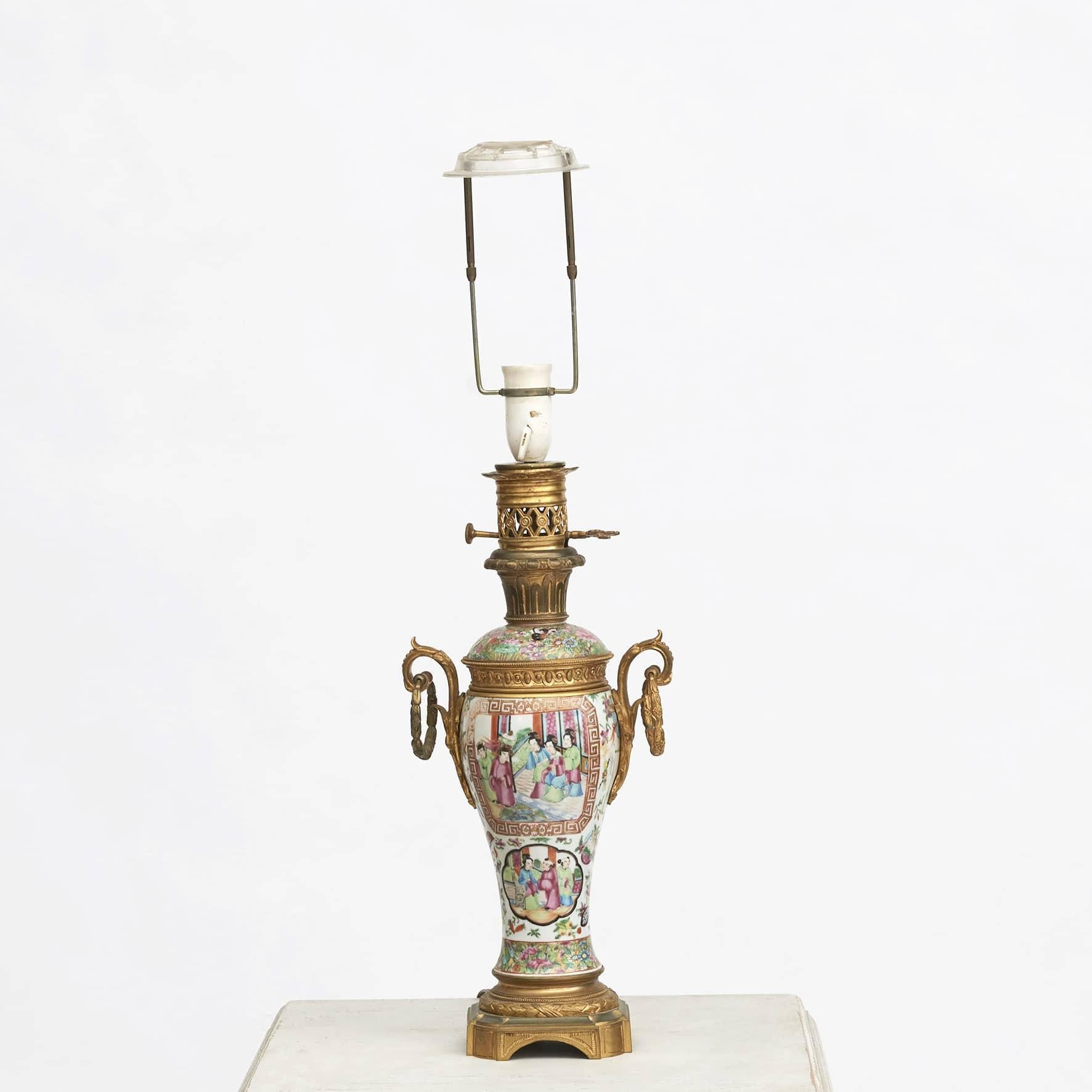 Paar französische Napoleon III Kanton Porzellan & vergoldete Bronze Lampen (Französisch) im Angebot