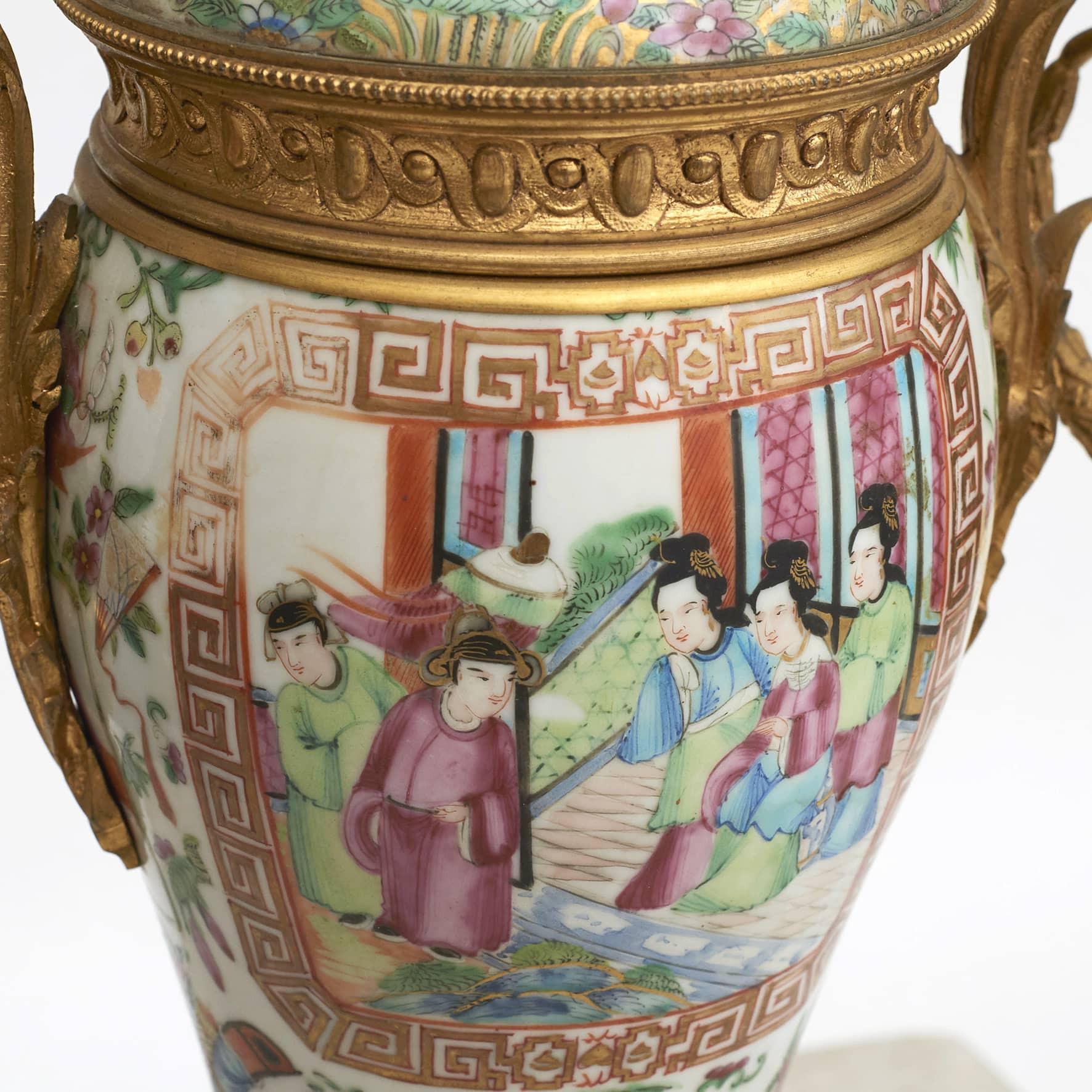 XIXe siècle Paire de lampes en porcelaine de Canton et bronze doré Napoléon III en vente