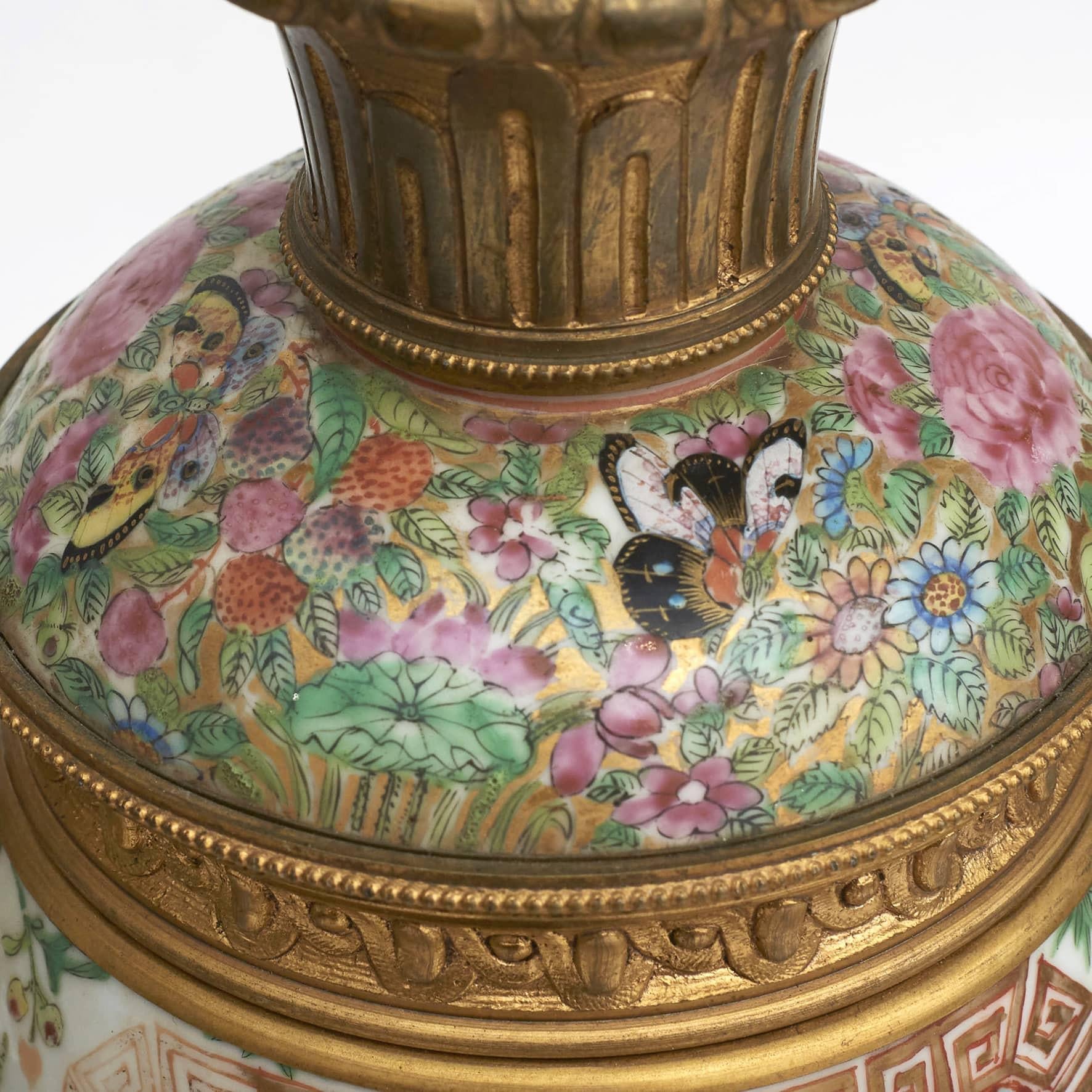 Bronze Paire de lampes en porcelaine de Canton et bronze doré Napoléon III en vente