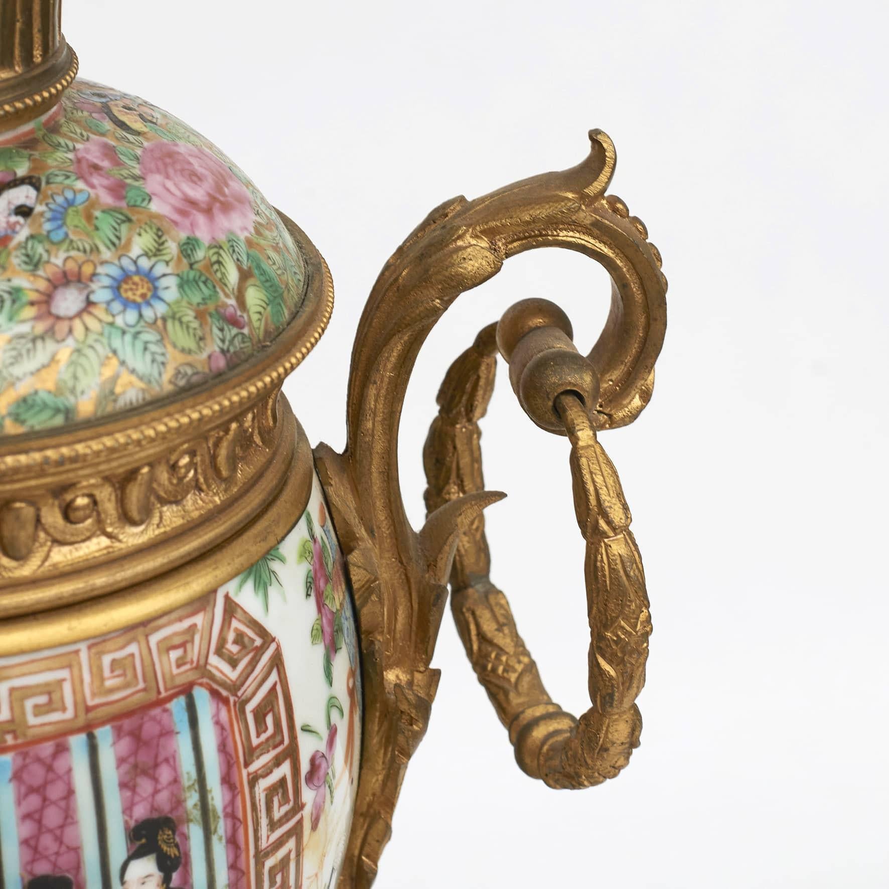 Paar französische Napoleon III Kanton Porzellan & vergoldete Bronze Lampen im Angebot 2